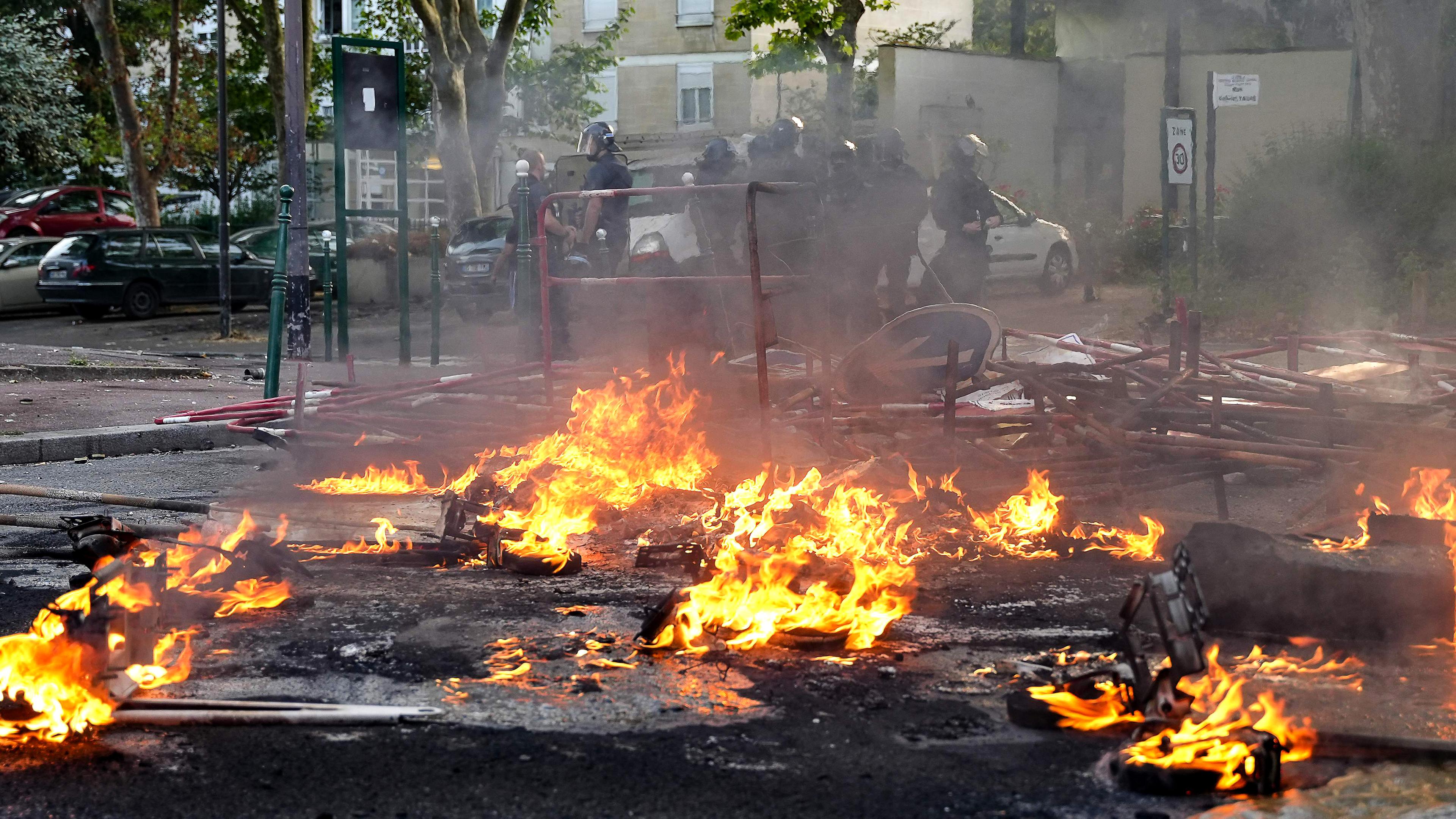Polizisten in Einsatzkleidung stehen nach einer Demonstration in Nanterre, westlich von Paris, aufgrnommen am 27.06.2023