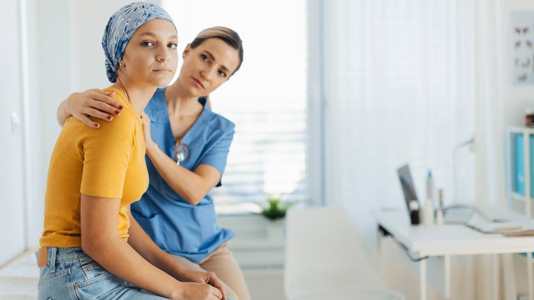 Wer sich nach einer Krebserkrankung gesundheitlich versichern lassen will, musste bisher mit erheblichen Einschränkungen rechnen.