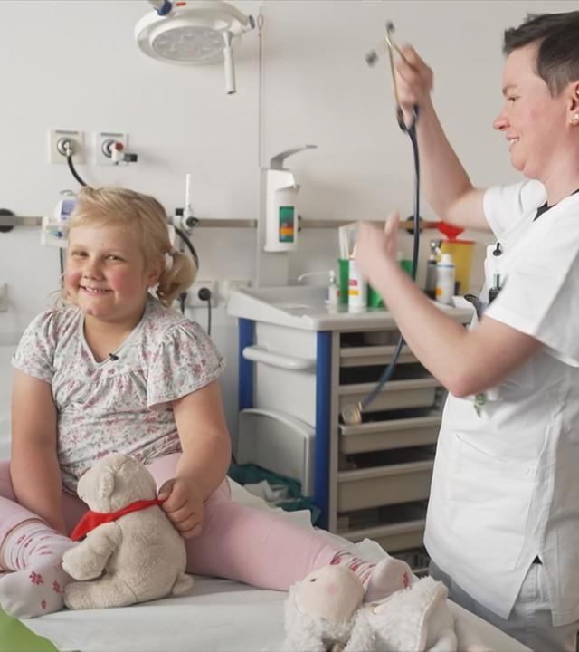 Kind im Krankenhaus mit Ärztin