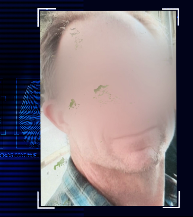 Portraitfoto eines Mannes, ca. 60 Jahre alt, Halbglatze, Karohemd im Anschnitt zu erkennen. Das Gesicht wurde technisch verfremdet. Links daneben: Lichtschematische Darstellung eines Fingerabdrucks.