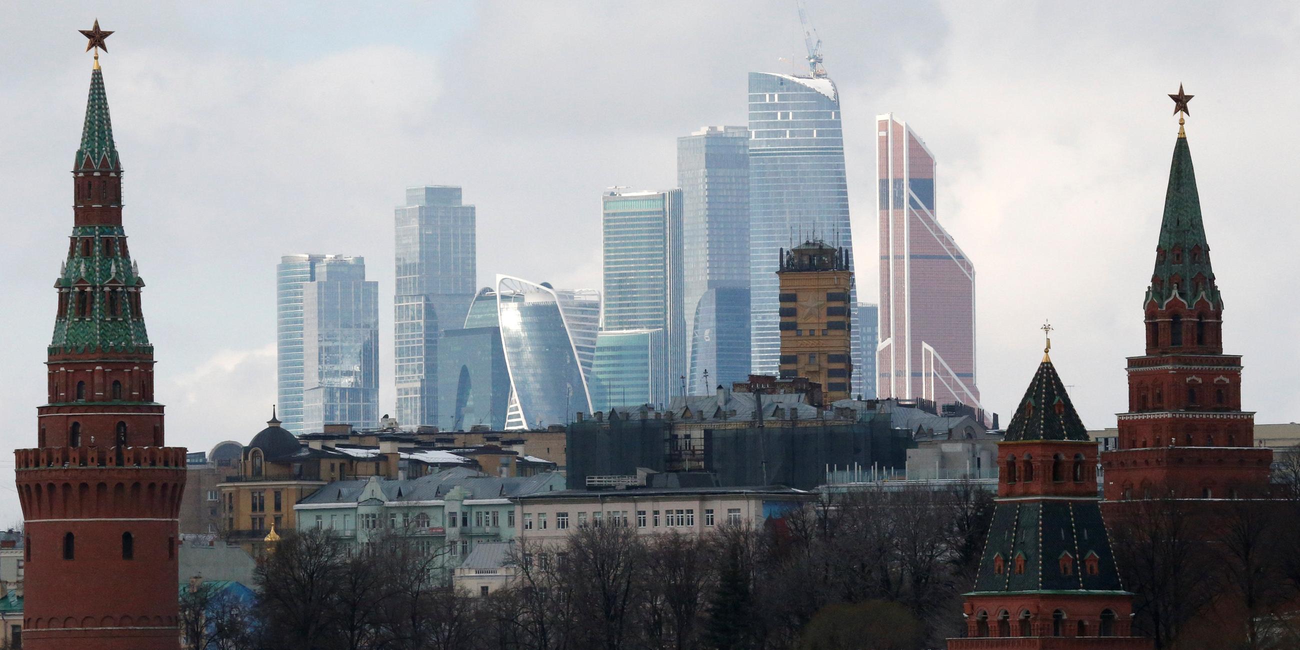Kreml in Moskau mit Wirtschafts-Zentrum im Hintergrund