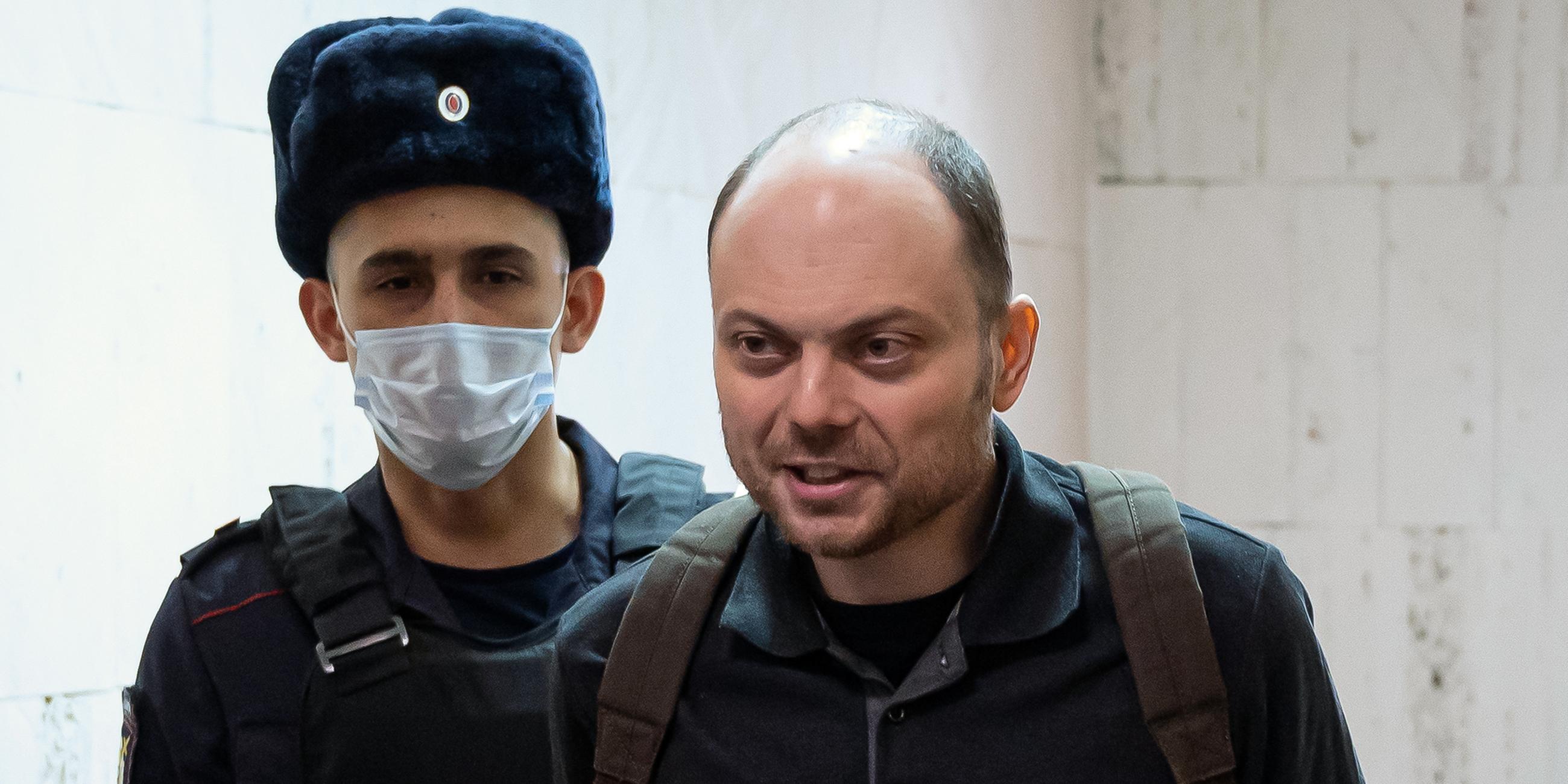Der russische Oppositionelle Wladimir Kara-Mursa wird zu einer Anhörung vor ein Gericht in Moskau gebracht (Archiv Feb. 2023)