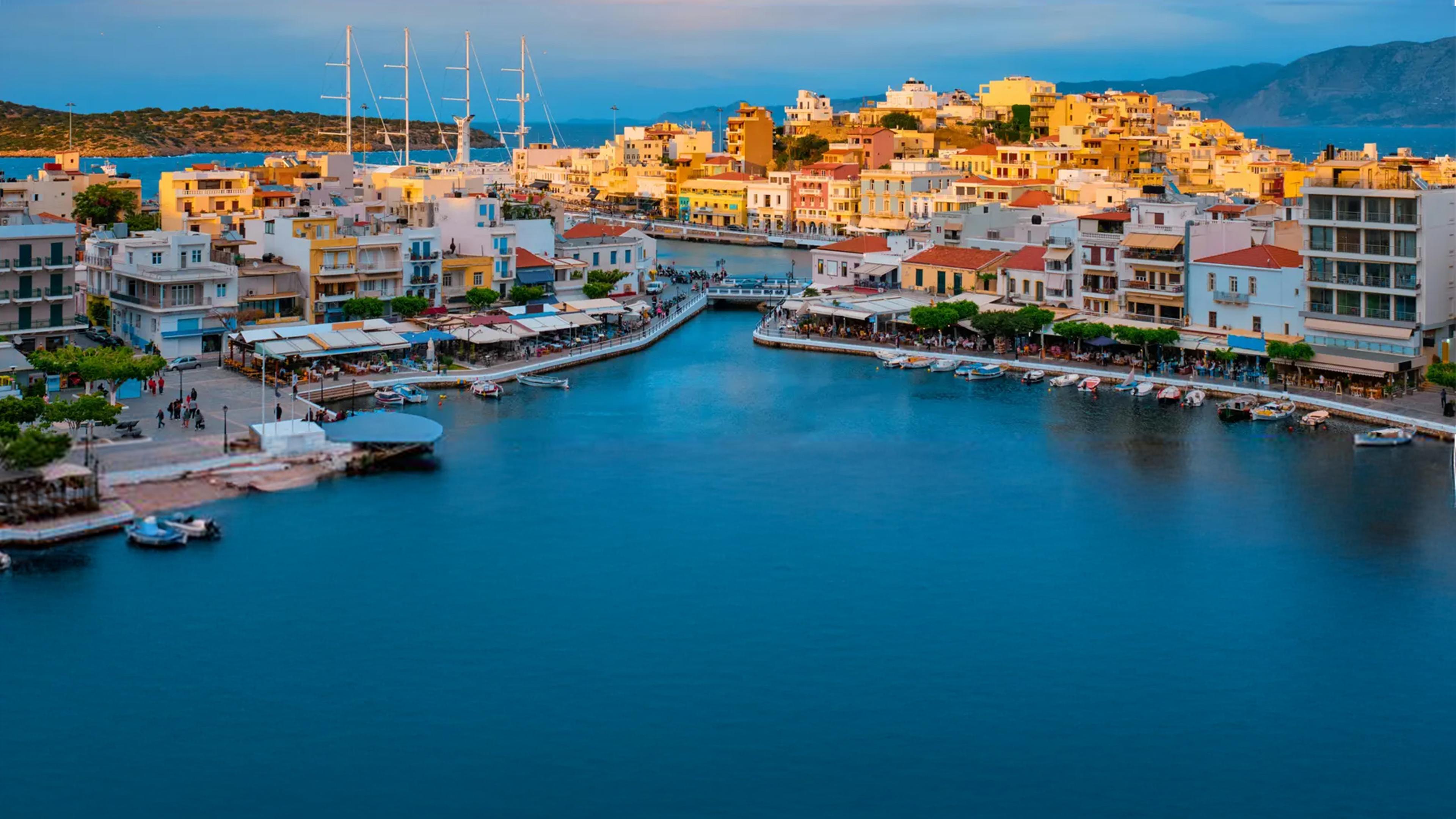 Weißes Ruderboot im Hafen  von Rethymno.