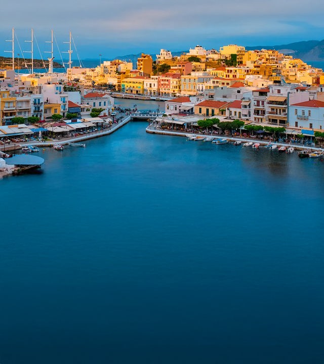 Weißes Ruderboot im Hafen  von Rethymno.
