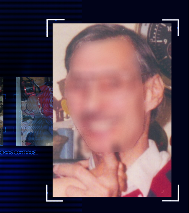 Portraitfoto des Opfers. Ein älterer Herr lächelt in die Kamera. Er trägt eine Brille und hat graues Haar. Sein Gesicht wurde technisch verfremdet. Links daneben: Lichtschematische Darstellung eines Fingerabdrucks.