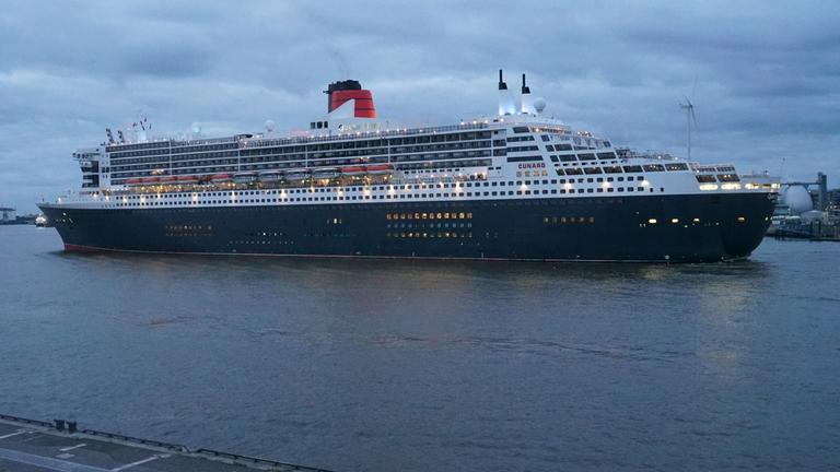 Luxuskreuzfahrtschiff Queen Mary laeuft in den Hamburger Hafen ein