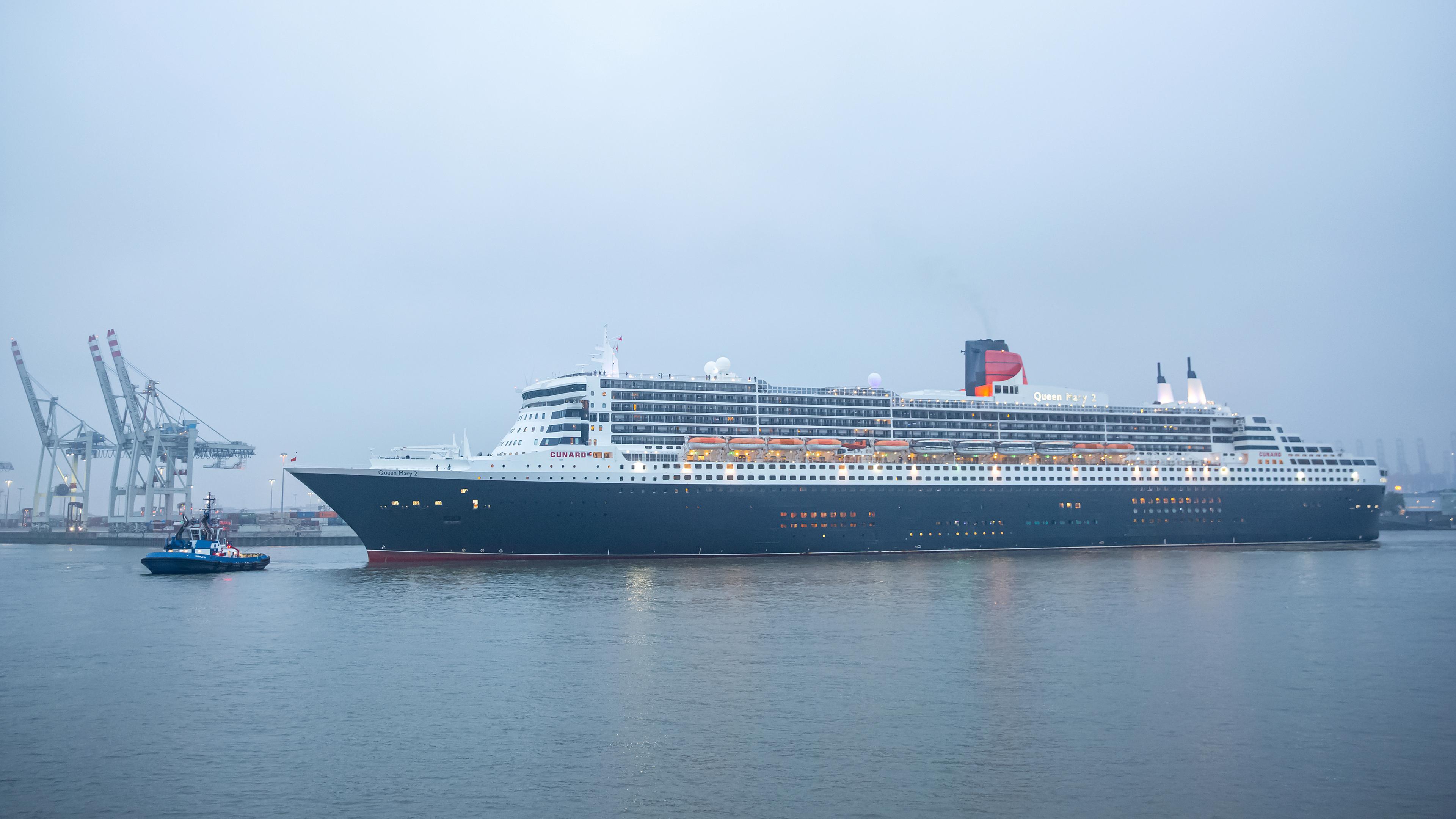 Hamburg: Das Kreuzfahrtschiff Queen Mary 2 läuft am Morgen bei diesigem Wetter in den Hafen ein.