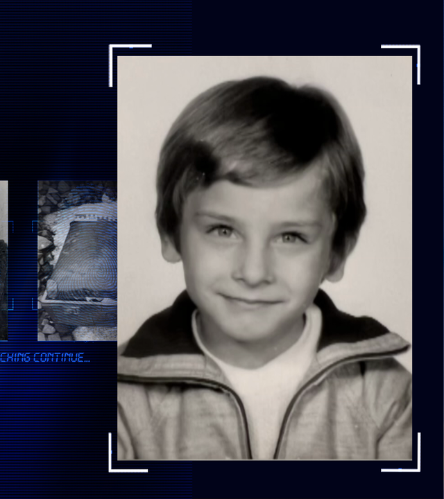 Portraitfoto eines sieben Jahre alten Jungen aus dem Jahr 1981. Der Junge lächelt frontal in die Kamera. Er hat kurzes dunkles Haar, trägt ein weißes T-Shirt und eine helle Jacke. Im Anschnitt ist eine dunkle Kapuze zu erkennen. Links daneben: Lichtschematische Darstellung eines Fingerabdrucks.