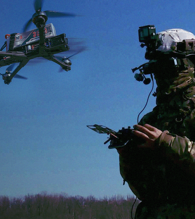 Soldat steuert eine Drohne