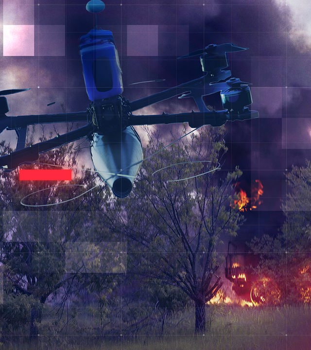 Montage: FPV-Drohne vor brennendem Militärfahrzeug im Unterholz eines Wald- und Wiesengebietes