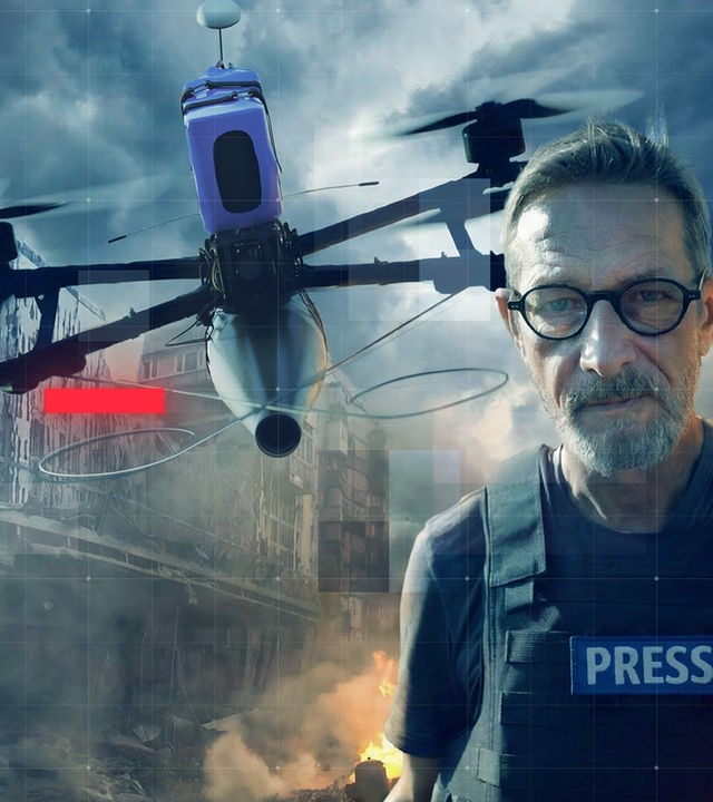 Montage: FPV-Drohne vor zerstörten Gebäuden mit Feuer und Brandrauch sowie "frontal"-Reporter Arndt Ginzel auf der rechten Seite im Bild