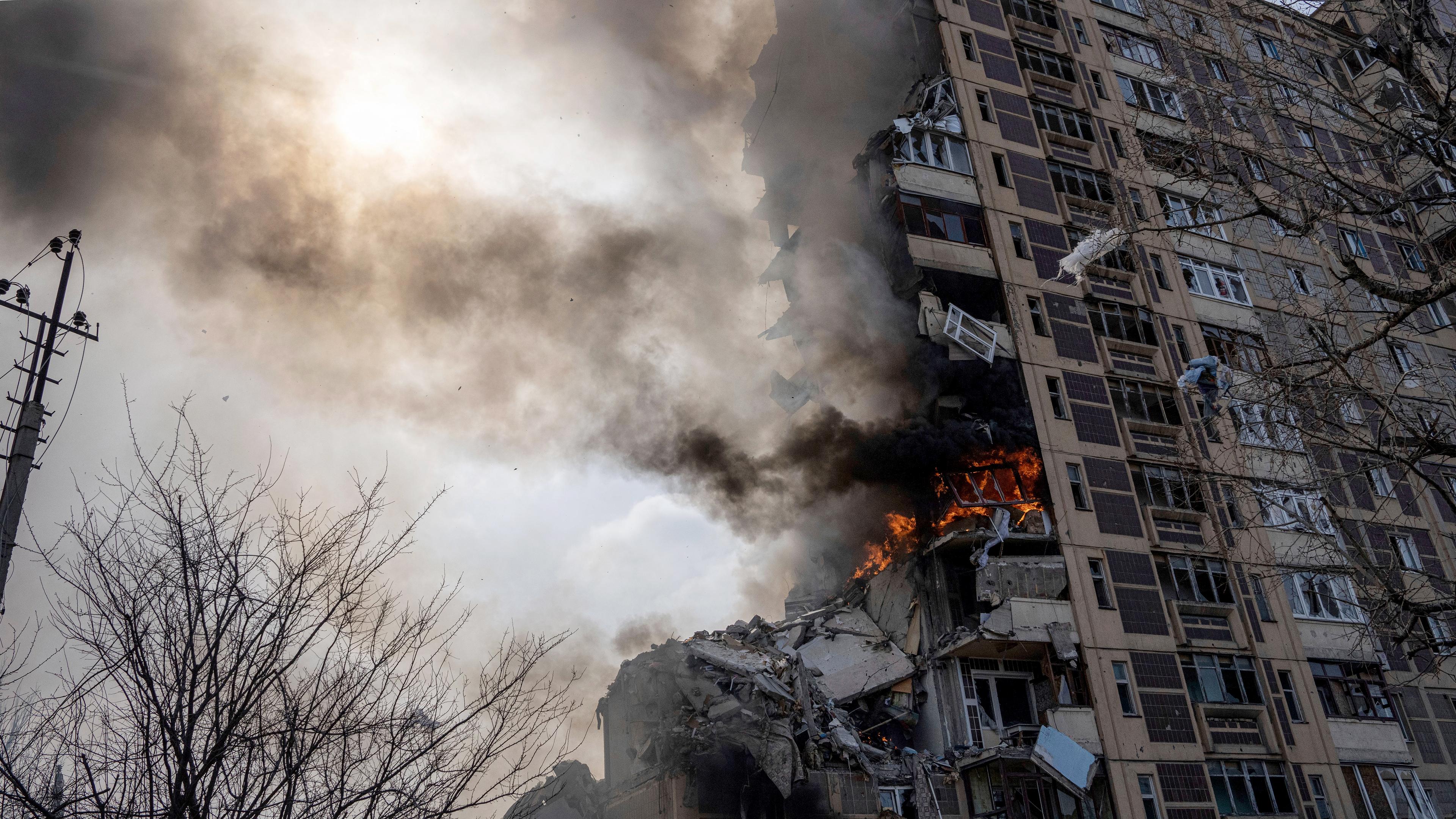 Ein Gebäude mit mehreren Geschäften brennt nach einem Luftangriff, aufgenommen am 17.03.2023 in Awdijiwka (Ukraine)
