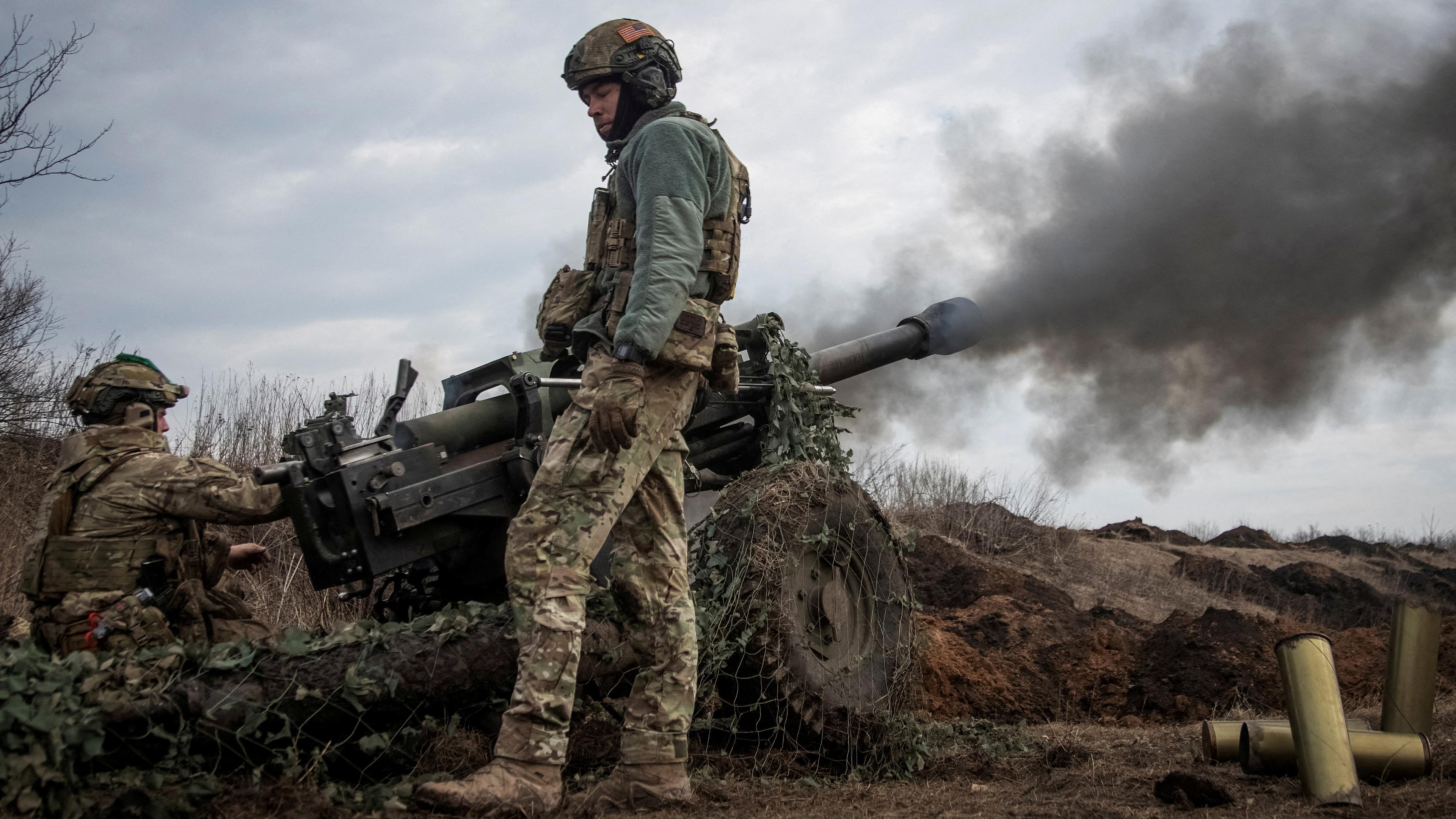 Ukrainische Militärangehörige feuern eine Haubitze M119 an einer Frontlinie in der Nähe der Stadt Bachmut, aufgenommen am 10.03.2023