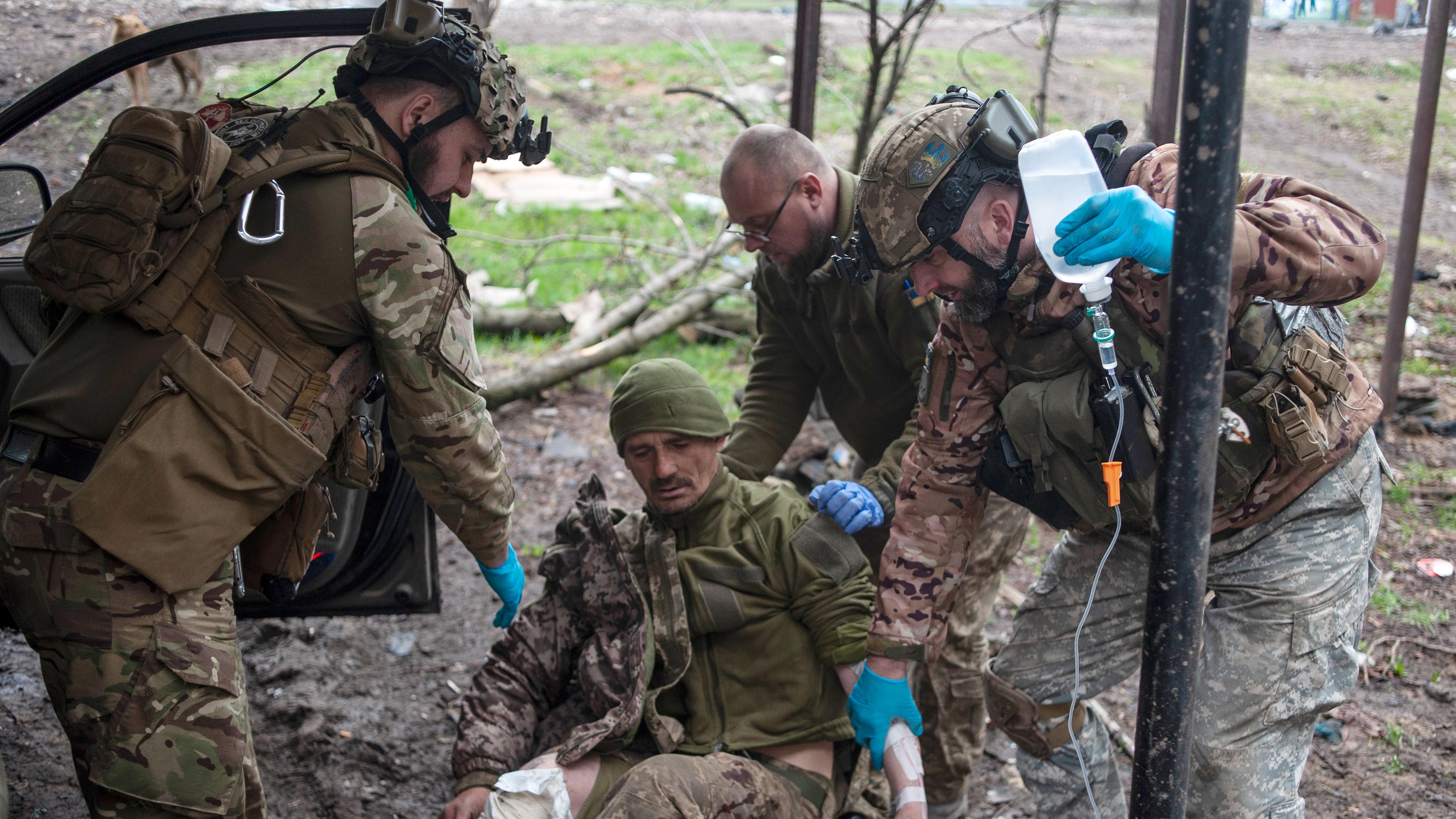 Ukrainische Soldaten leisten einem verwundeten Soldaten erste Hilfe in Bachmut in der Region Donezk, aufgenommen am 12.04.2023