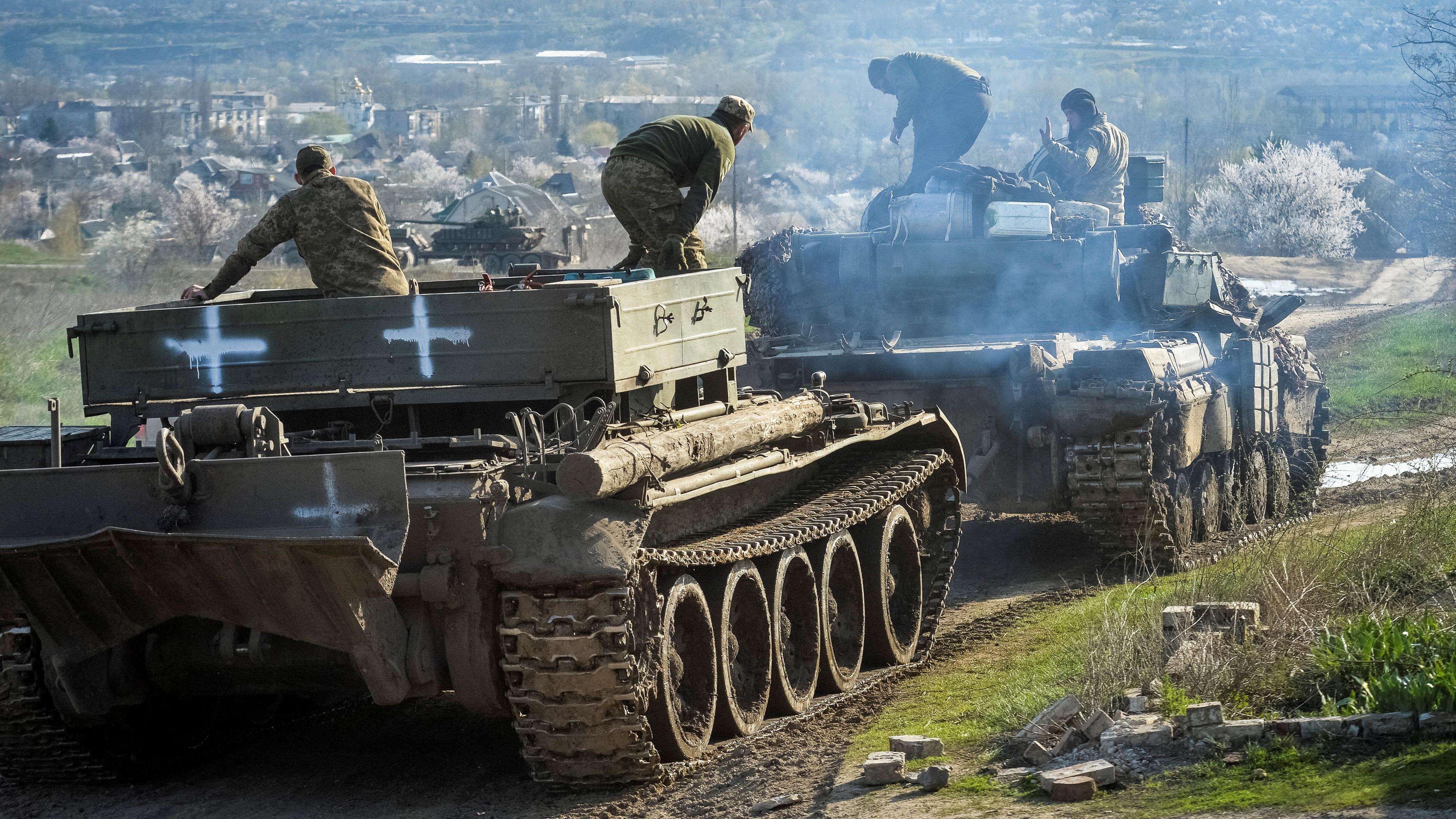 Ukrainische Soldaten fahren auf Panzern in der Nähe der Frontstadt Chasiv Yar (Ukraine), aufgenommen am 210.04.2023