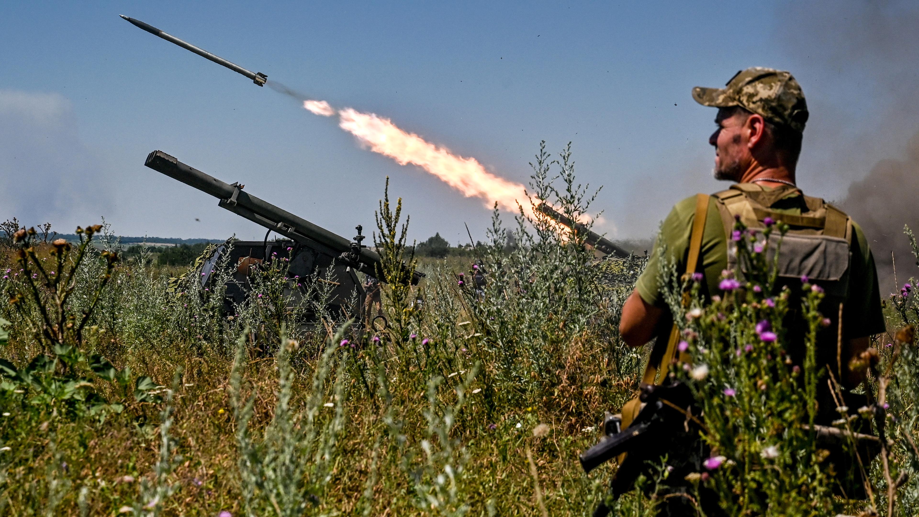 Soldaten aus Dnipro feuern aus einem mobilen Partizan-Raketenwerfer in der Region Saporischschja im Südosten der Ukraine auf russische Stellungen, aufgenommen am 13.07.2023