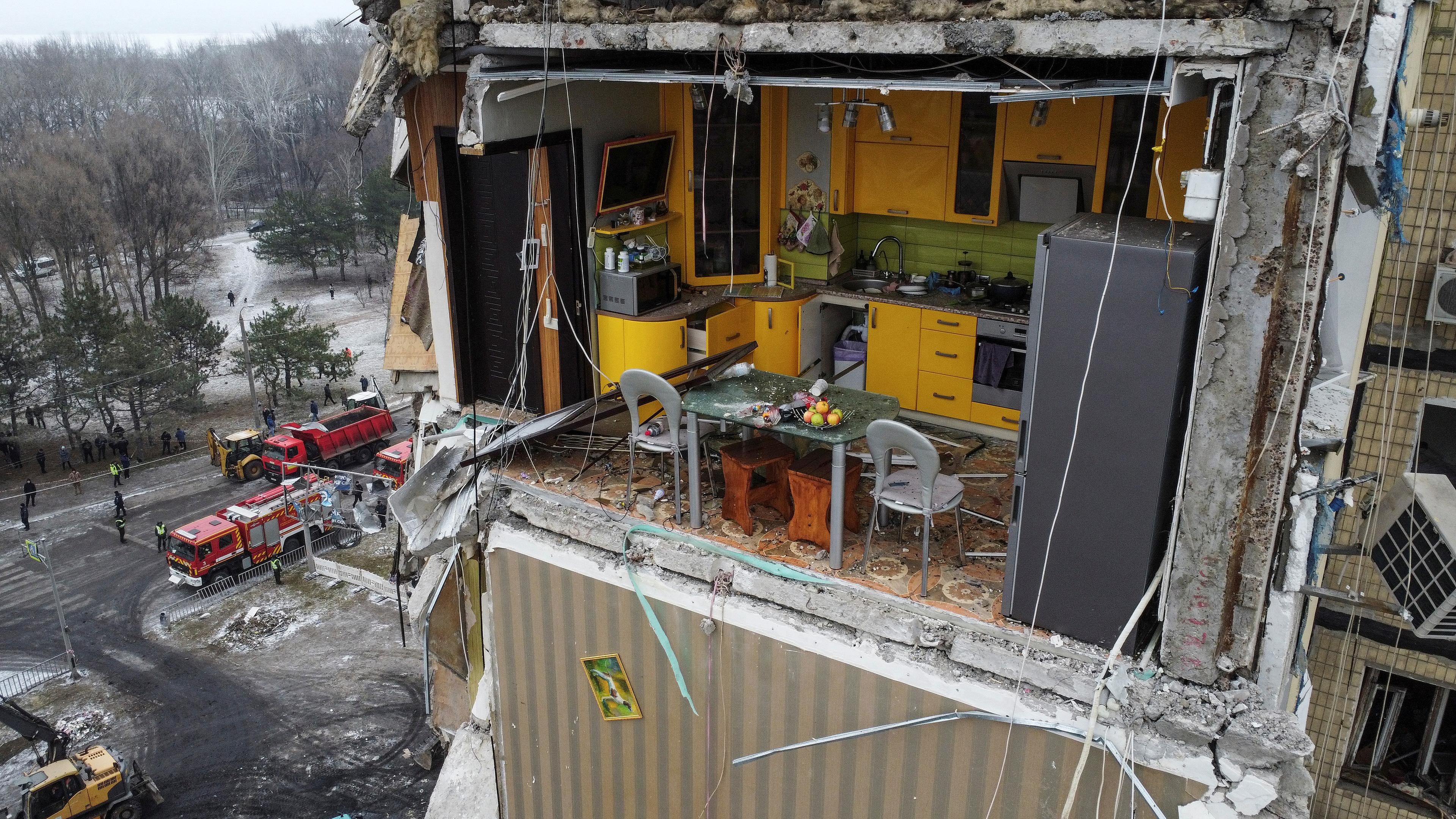 Eine Küche in einem Wohnblock, die durch einen russischen Raketenangriff schwer beschädigt wurde, aufgenommen am 5.01.2023 in Dnipro (Ukraine)