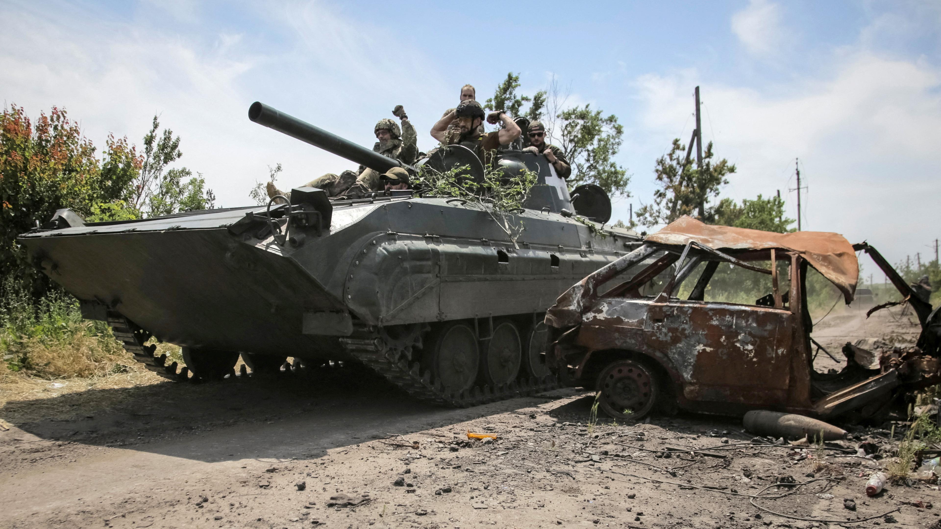 Ukrainische Militärangehörige fahren in einem BMP-1 Schützenpanzer nahe der Frontlinie in der Region Donezk, aufgenommen am 13.06.2023