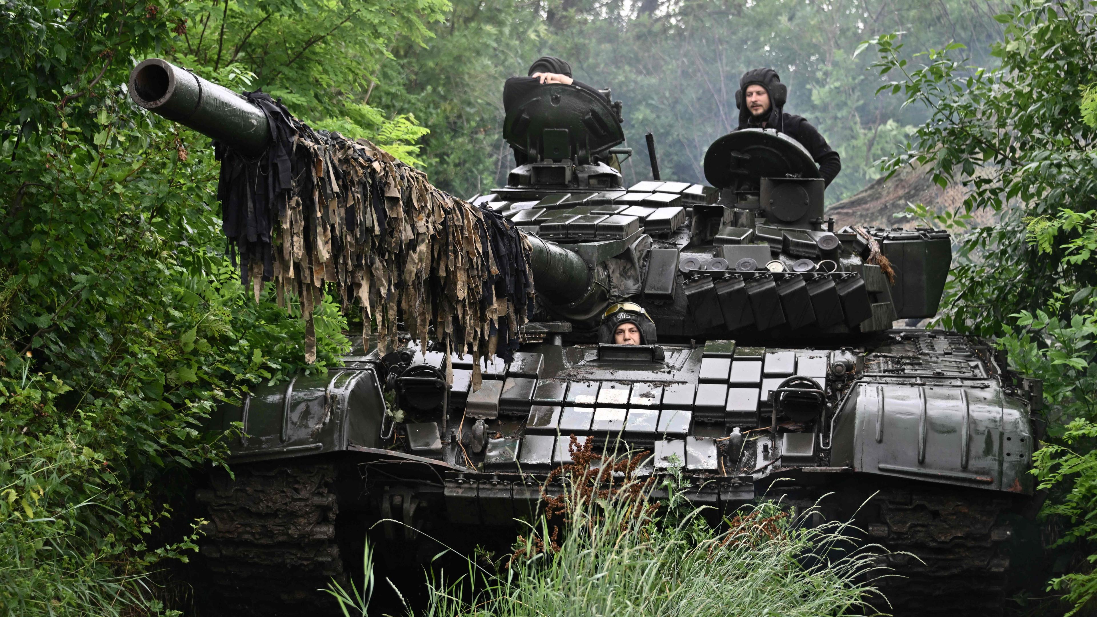 Ukrainische Soldaten überprüfen ihren T-72-Panzer in einer Stellung in der Region Donezk, aufgenommen am 25.06.2023