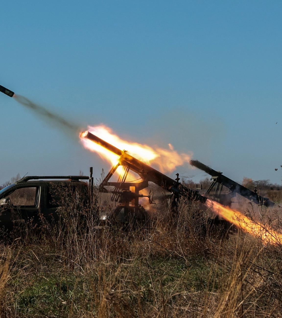 Ukrainische Soldaten der 108. separaten territorialen Verteidigungsbrigade feuern 9P132 Grad-P (Partizan) Raketenwerfer an der Frontlinie im Gebiet Saporischschja(Ukraine)