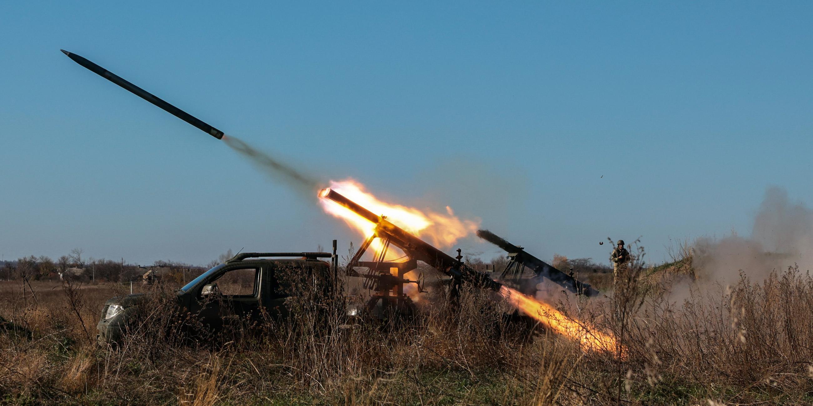 Ukrainische Soldaten der 108. separaten territorialen Verteidigungsbrigade feuern 9P132 Grad-P (Partizan) Raketenwerfer an der Frontlinie im Gebiet Saporischschja(Ukraine)