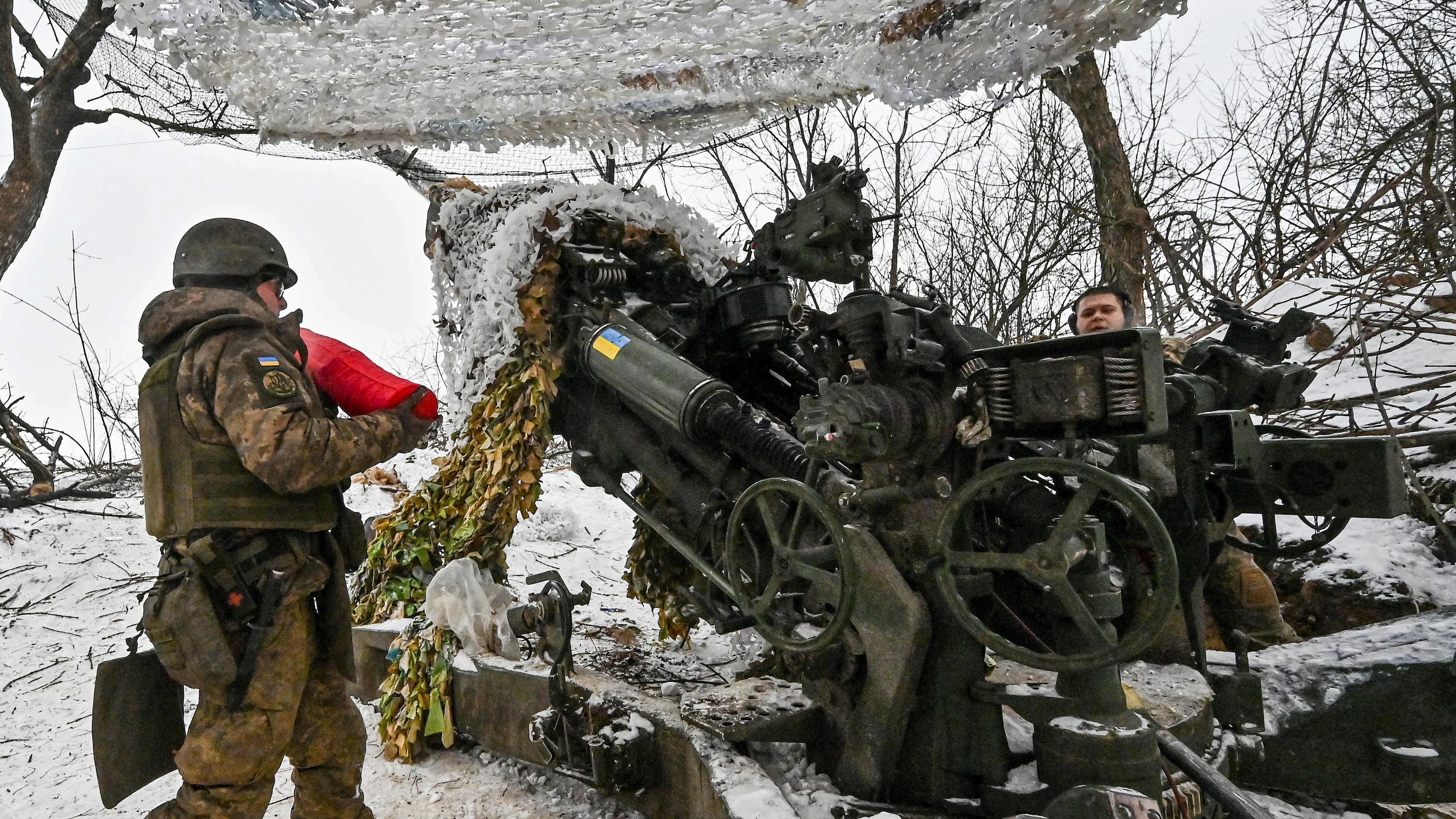 Ukrainische Soldaten bereiten eine Haubitze M777 für den Beschuss russischer Truppen im Gebiet Saporischschja vor, aufgenommen am 14.01.2024