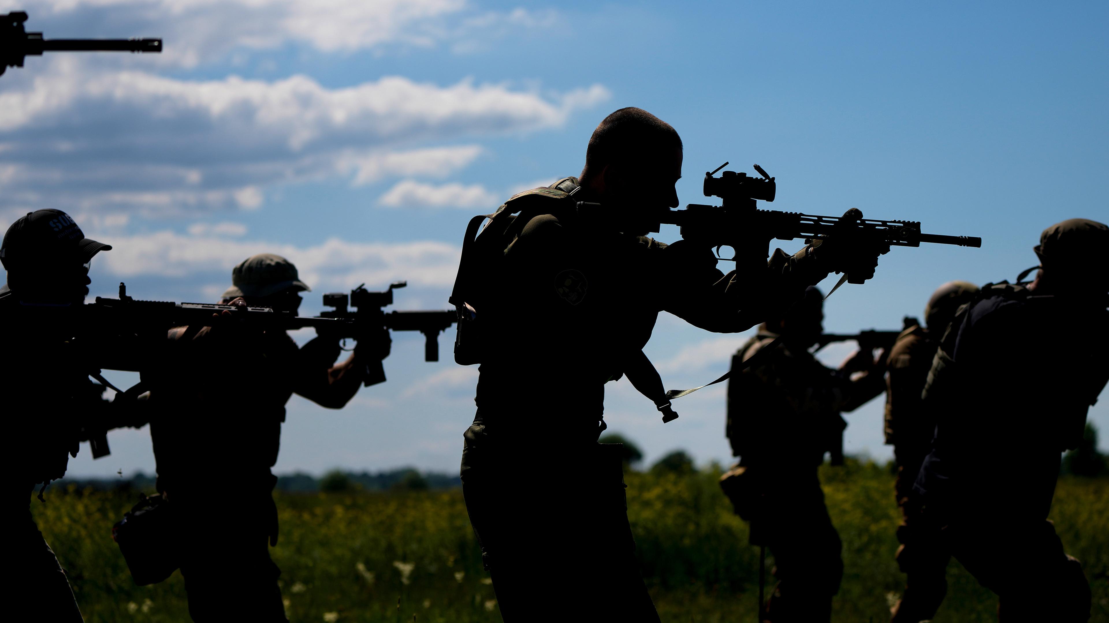 Zivile Milizionäre halten Gewehre während des Trainings auf einem Schießstand in einem Außenbezirk von Kiew (Ukraine), aufgenommen am 07.06.2022