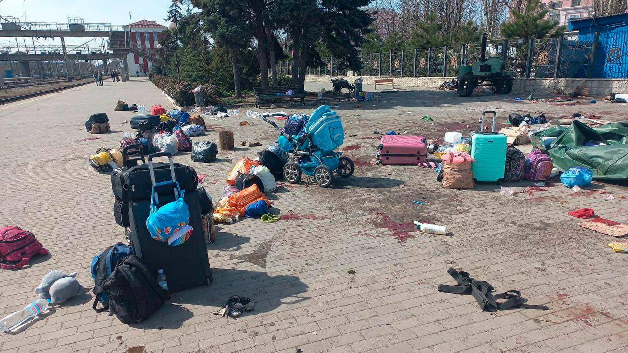 Blutflecken zwischen Taschen und einem Kinderwagen auf einem Bahnsteig nach russischem Beschuss des Bahnhofs in Kramatorsk (Ukraine), aufgenommen am 08.04.2022
