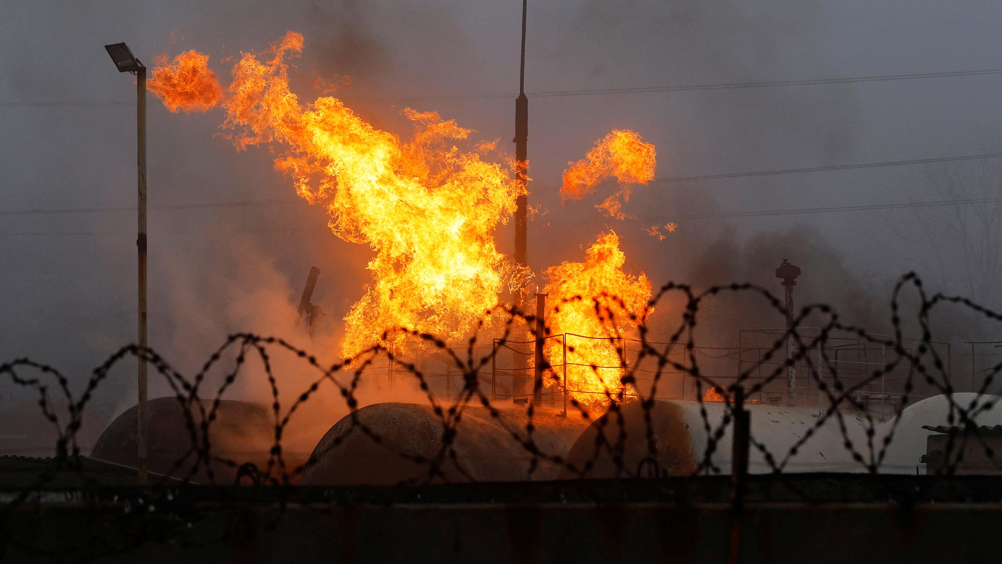 Feuer brennt an einem Treibstofflager nach Beschuss in der von Russland besetzte Stadt Makijiwka (Ukraine)