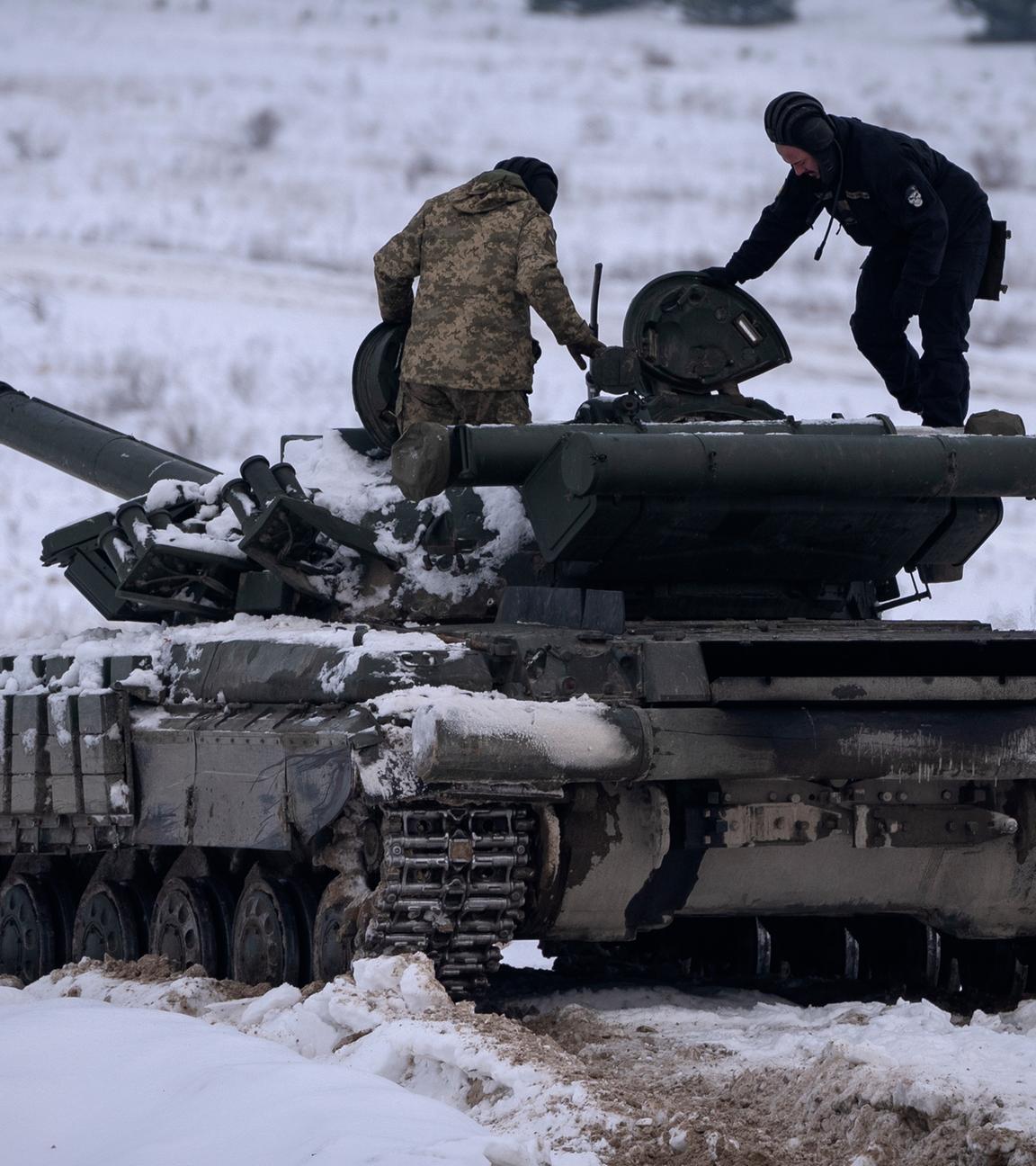 Ukrainische Soldaten üben an einem Panzer während einer militärischen Ausbildung, aufgenommen am 06.12.2023