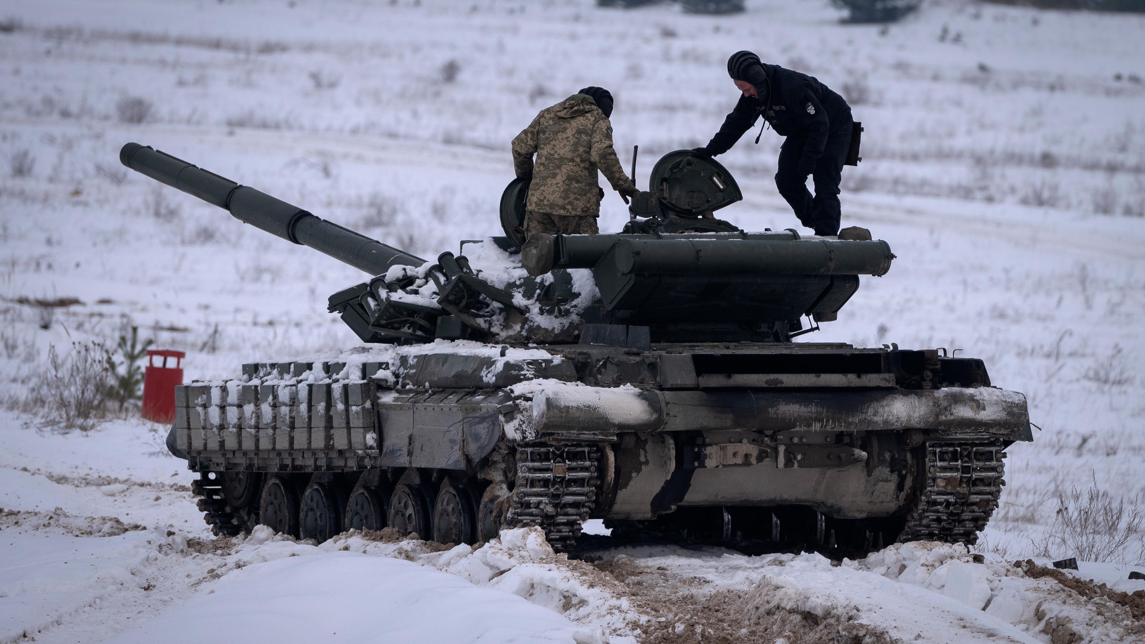 Ukrainische Soldaten üben an einem Panzer während einer militärischen Ausbildung, aufgenommen am 06.12.2023