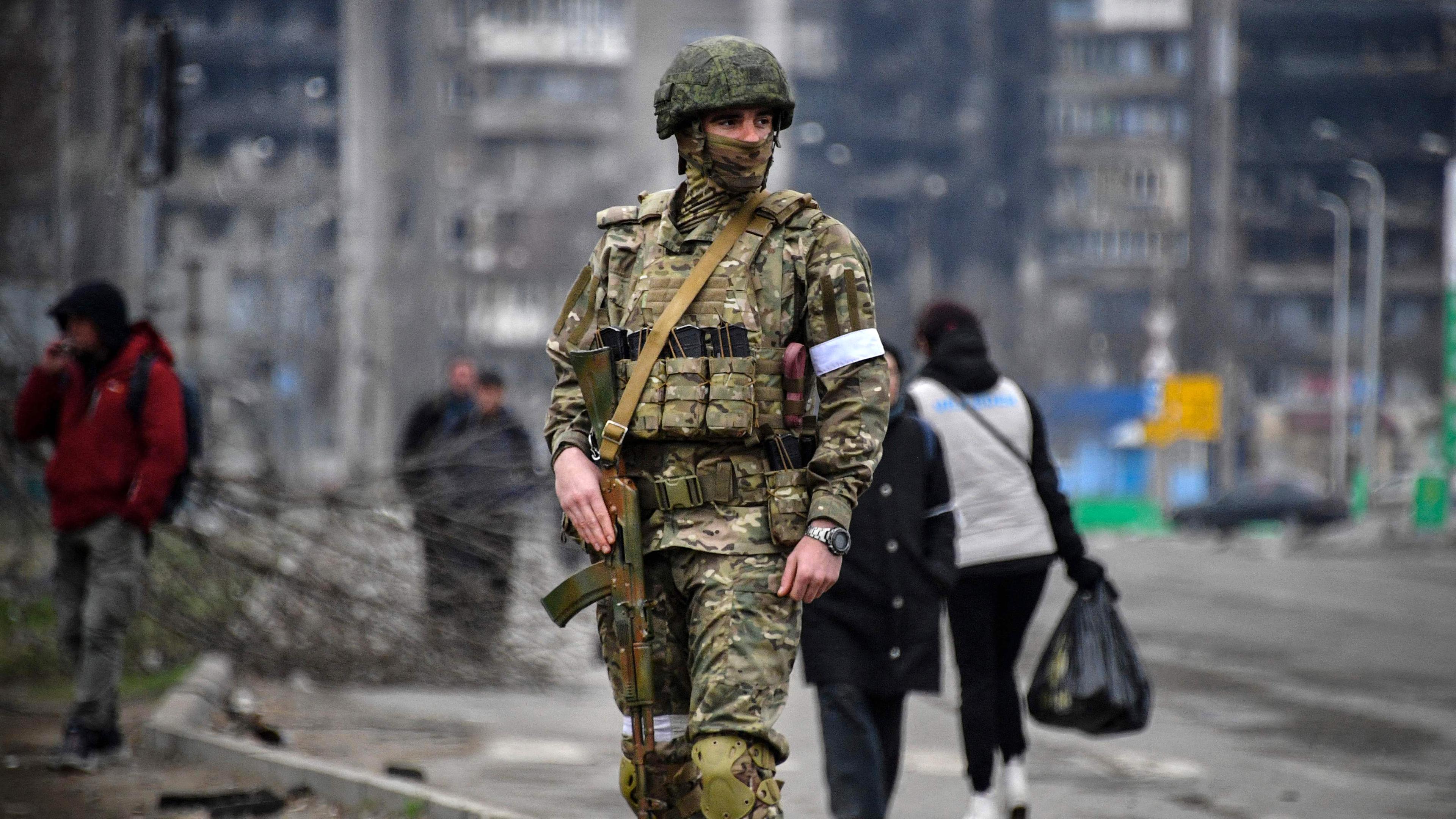 Ein russicher Soldat in Mariupol (Ukraine), aufgenommen am 12.04.2022