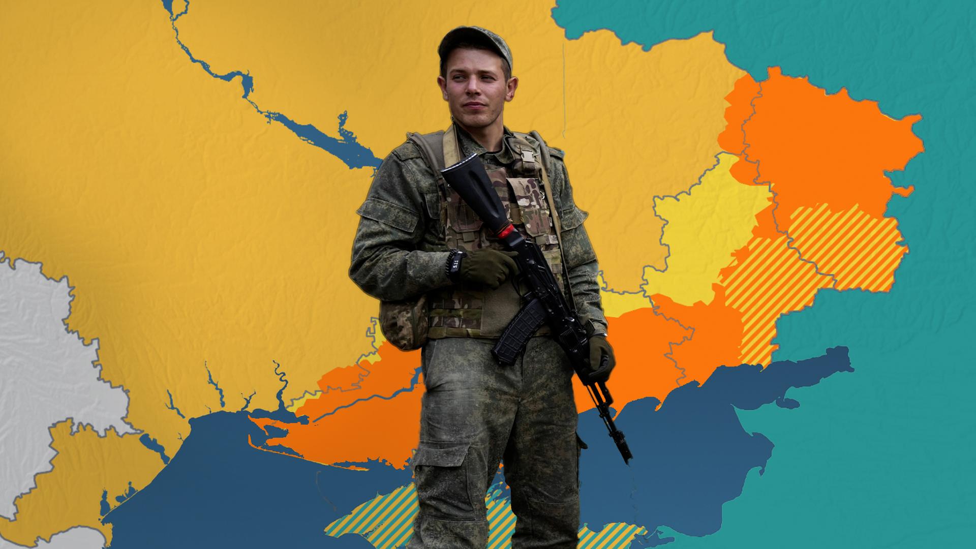 Ein russischer Soldat; im Hintergrund ist eine Landkarte der Ukraine an der Grenze zu Russland zu sehen. 