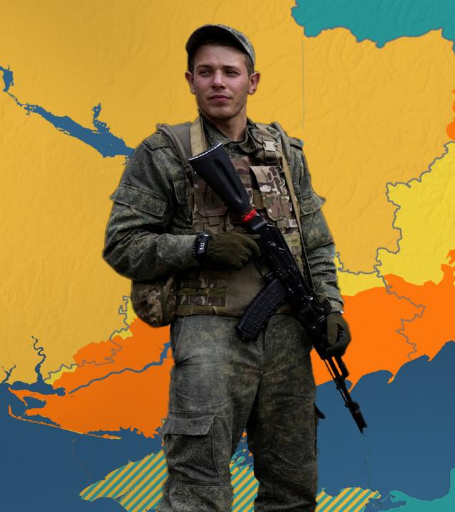 Ein russischer Soldat; im Hintergrund ist eine Landkarte der Ukraine an der Grenze zu Russland zu sehen. 