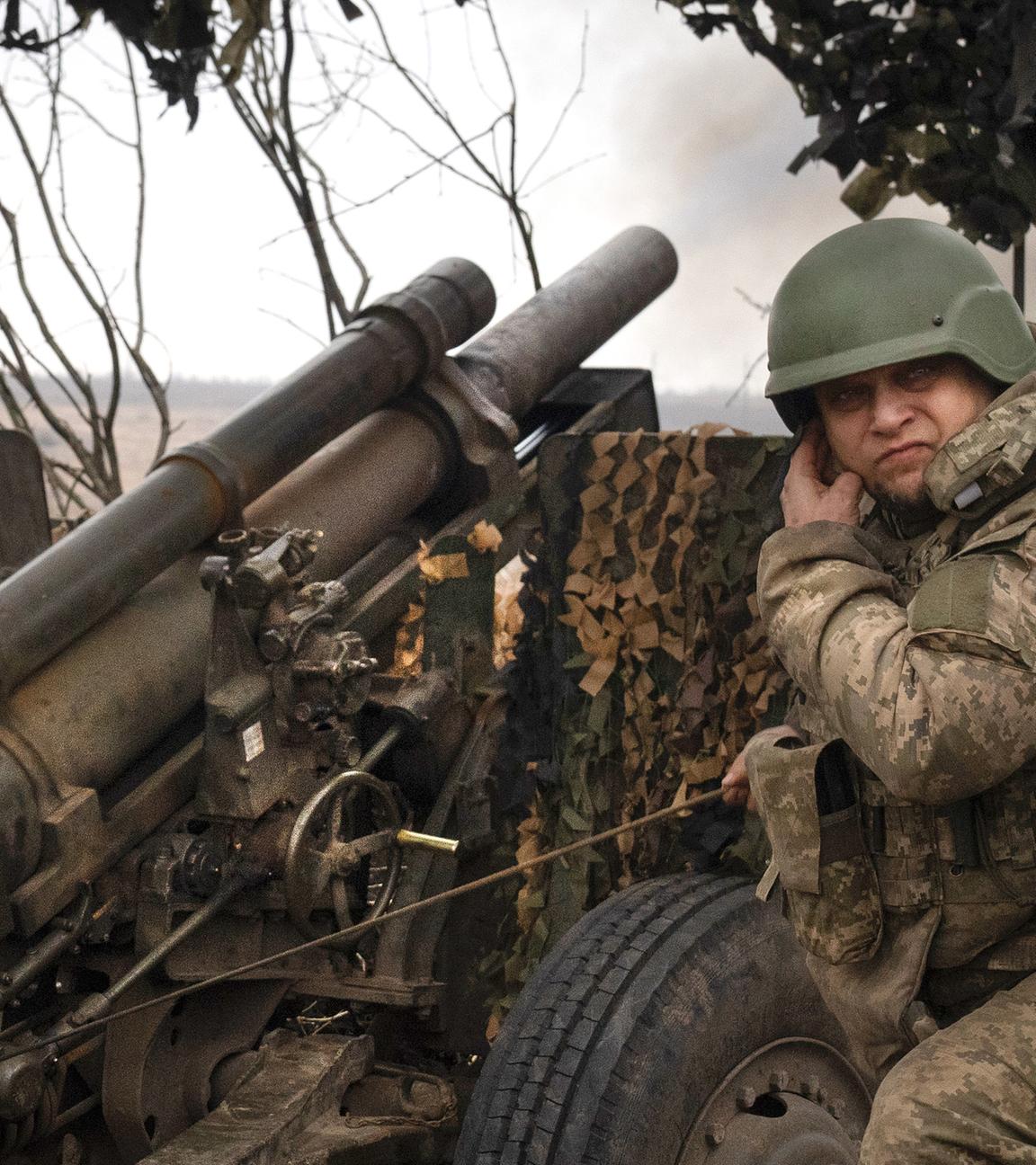 Ukrainische Soldaten der 71. Jägerbrigade feuern eine Haubitze M101 auf russische Stellungen an der Frontlinie ab, aufgenommen am 22.03.2024