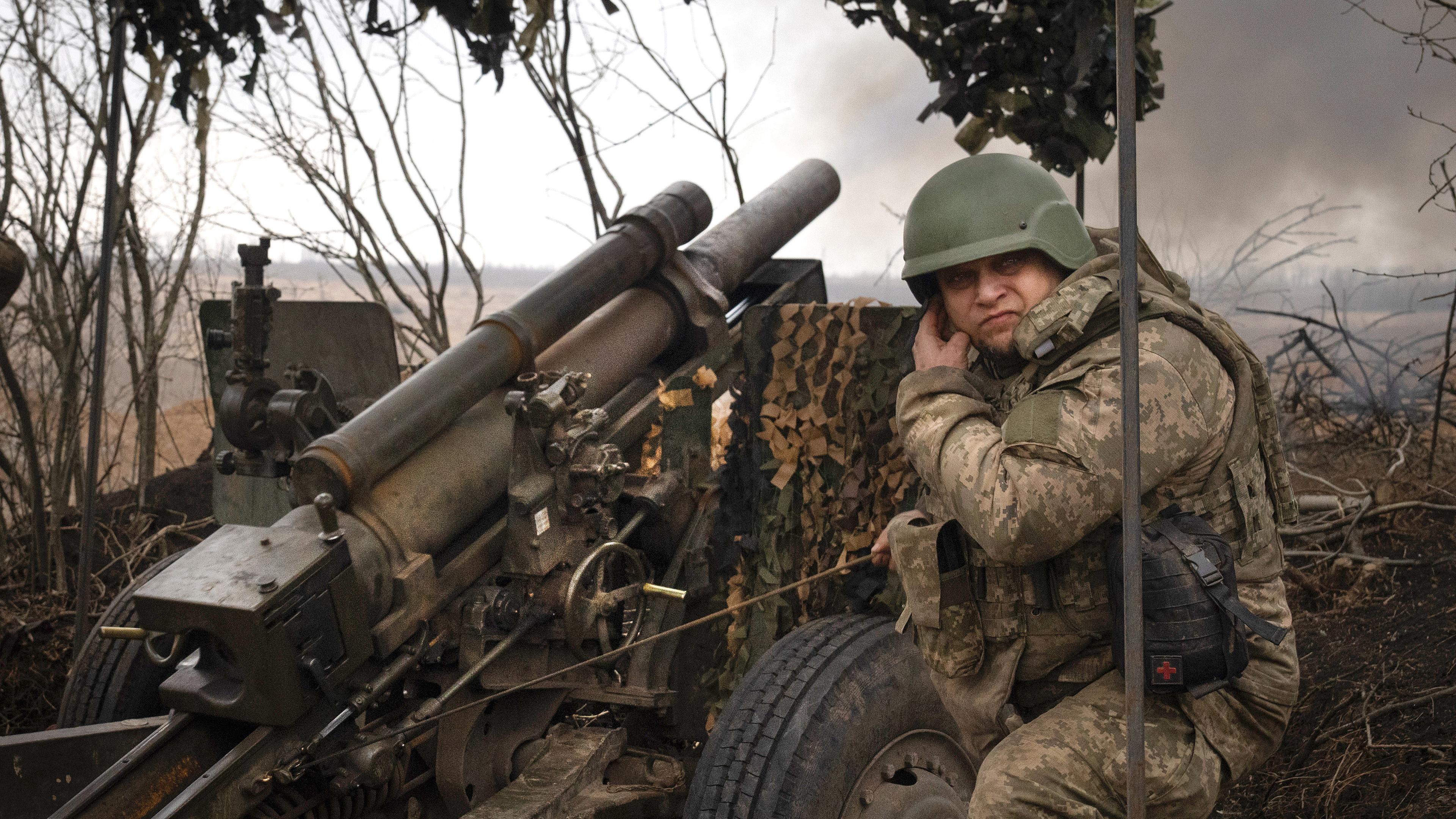 Ukrainische Soldaten der 71. Jägerbrigade feuern eine Haubitze M101 auf russische Stellungen an der Frontlinie ab, aufgenommen am 22.03.2024