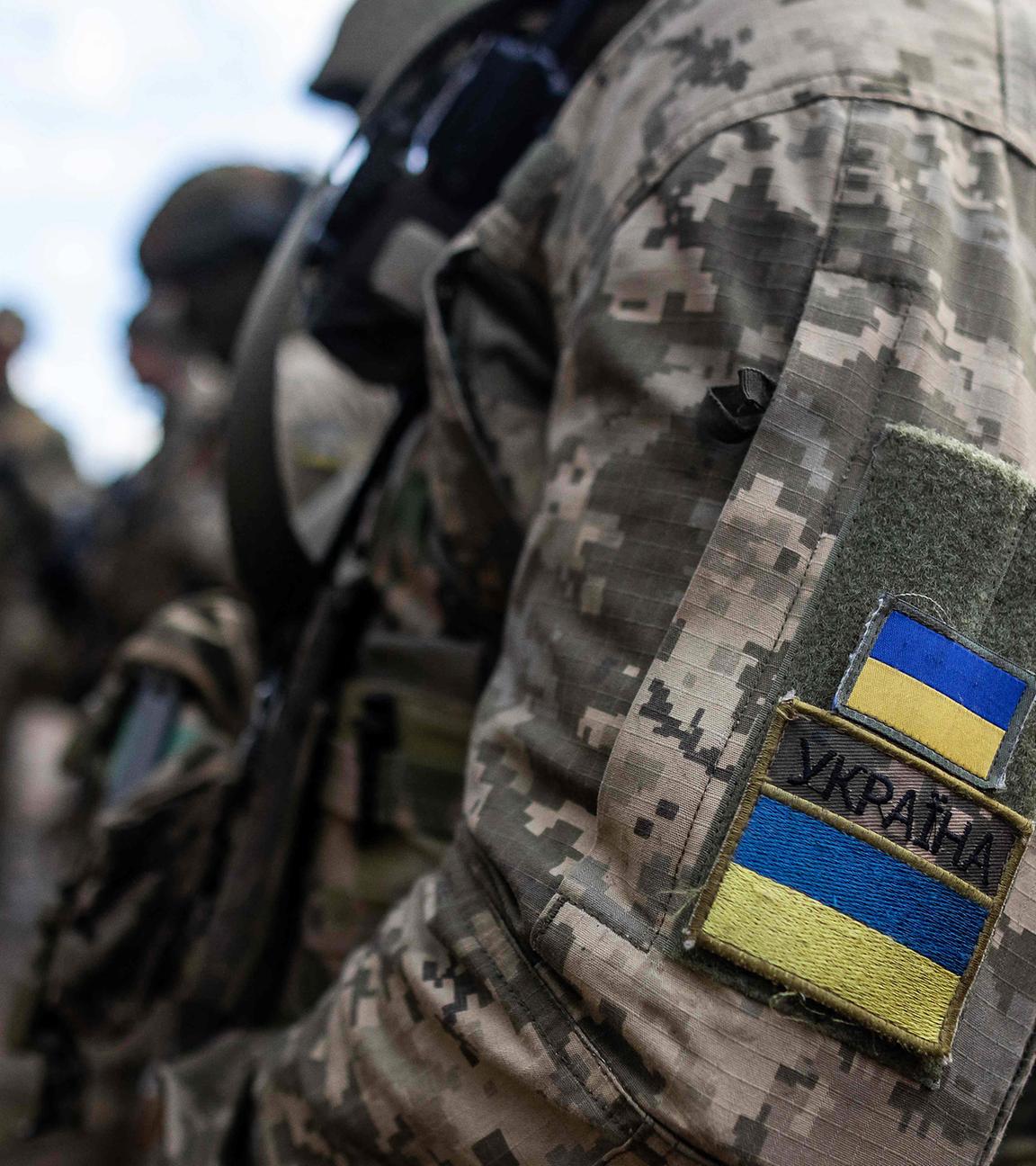Ein Abzeichen mit der ukrainischen Flagge ist am Arm eines Soldaten zu sehen, aufgenommen am 04.04.2024
