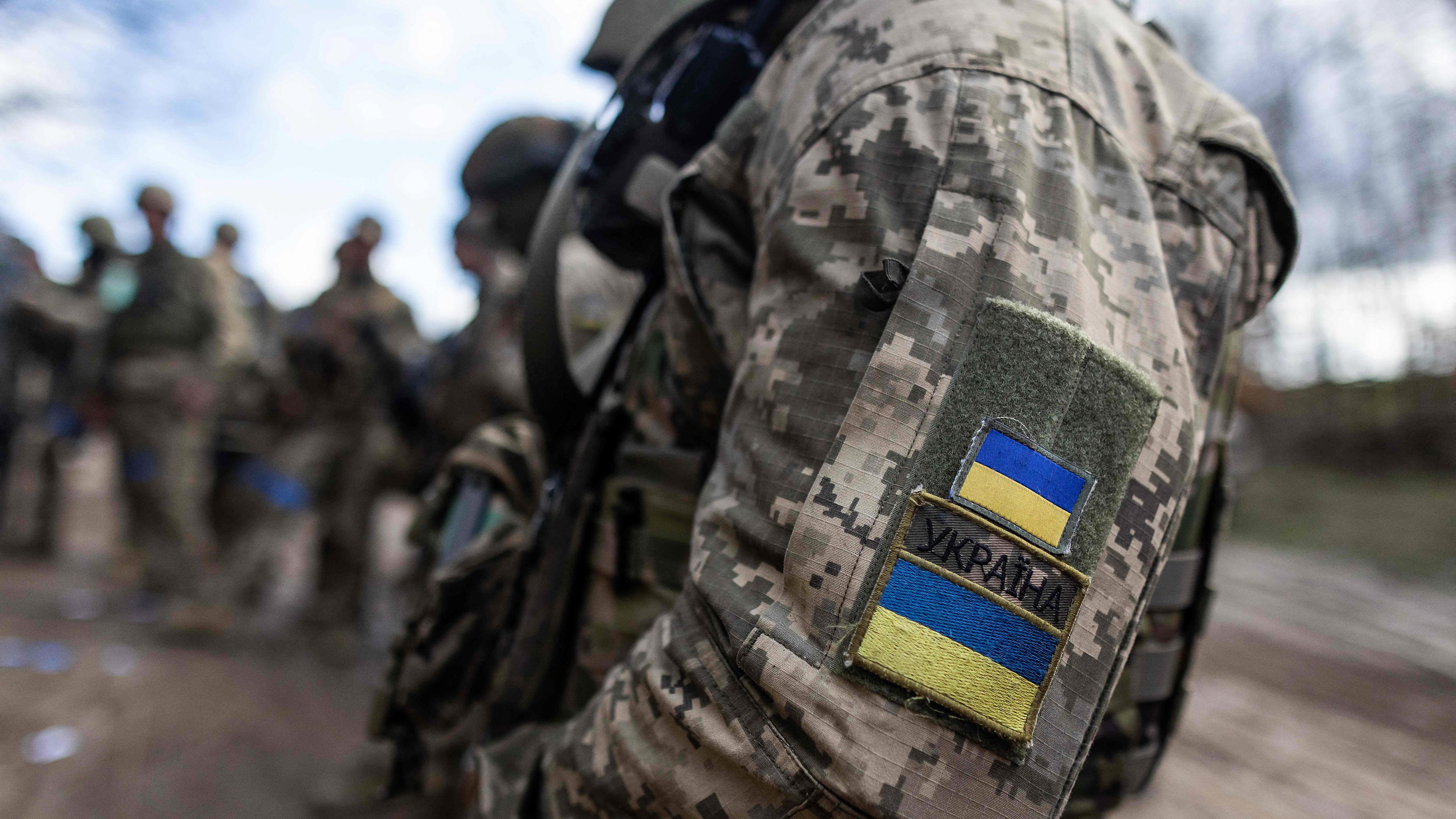 Ein Abzeichen mit der ukrainischen Flagge ist am Arm eines Soldaten zu sehen, aufgenommen am 04.04.2024