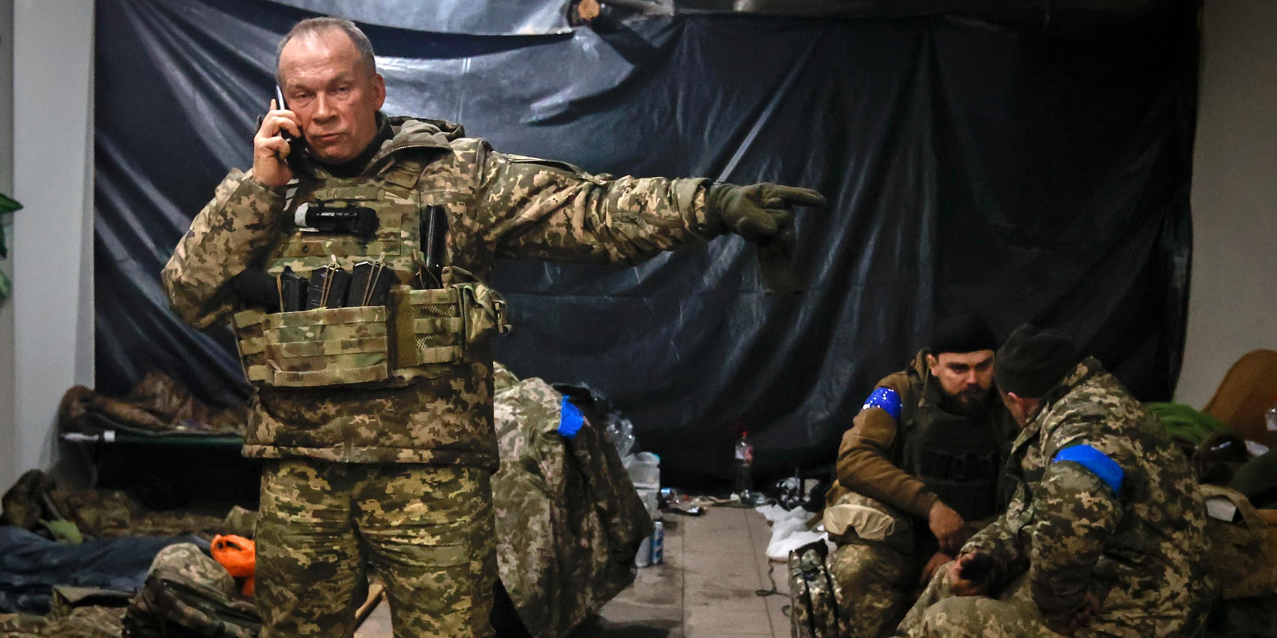 Generaloberst Oleksandr Syrskyi, Befehlshaber der Armee der Ukraine, gibt Anweisungen in einem Unterstand in Soledar, aufgenommen am 08.01.2022