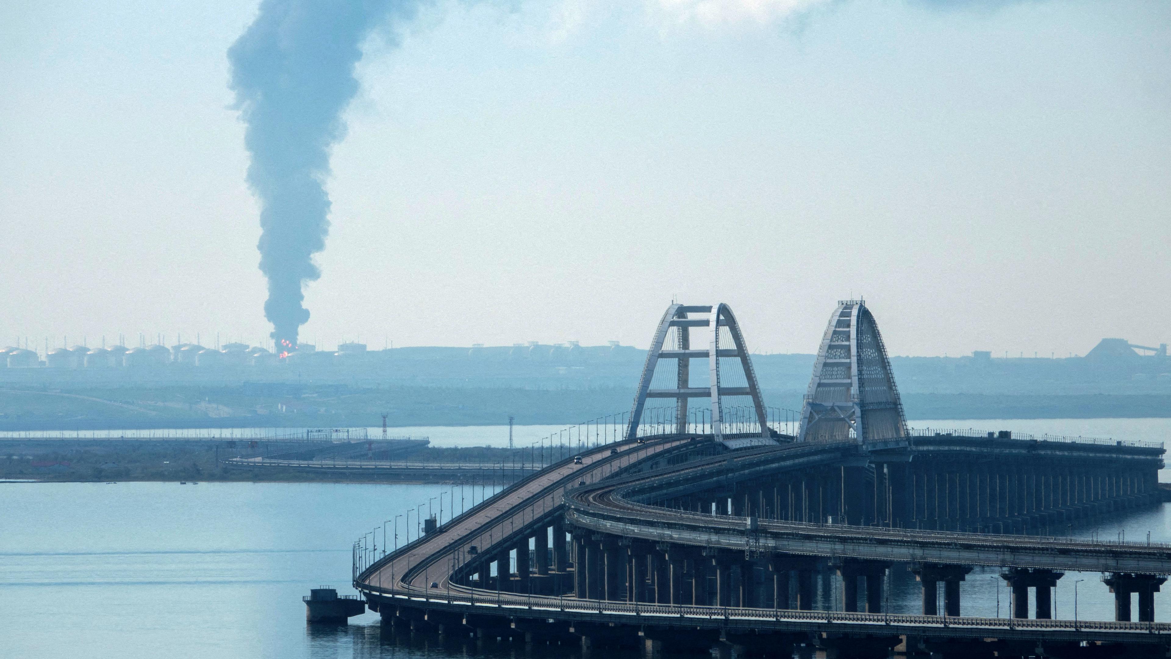 Rauch steigt über einem Treibstofflager in der Nähe der Krim-Brücke im Dorf Volna in der russischen Region Krasnodar, aufgenommen am 03.05.2023
