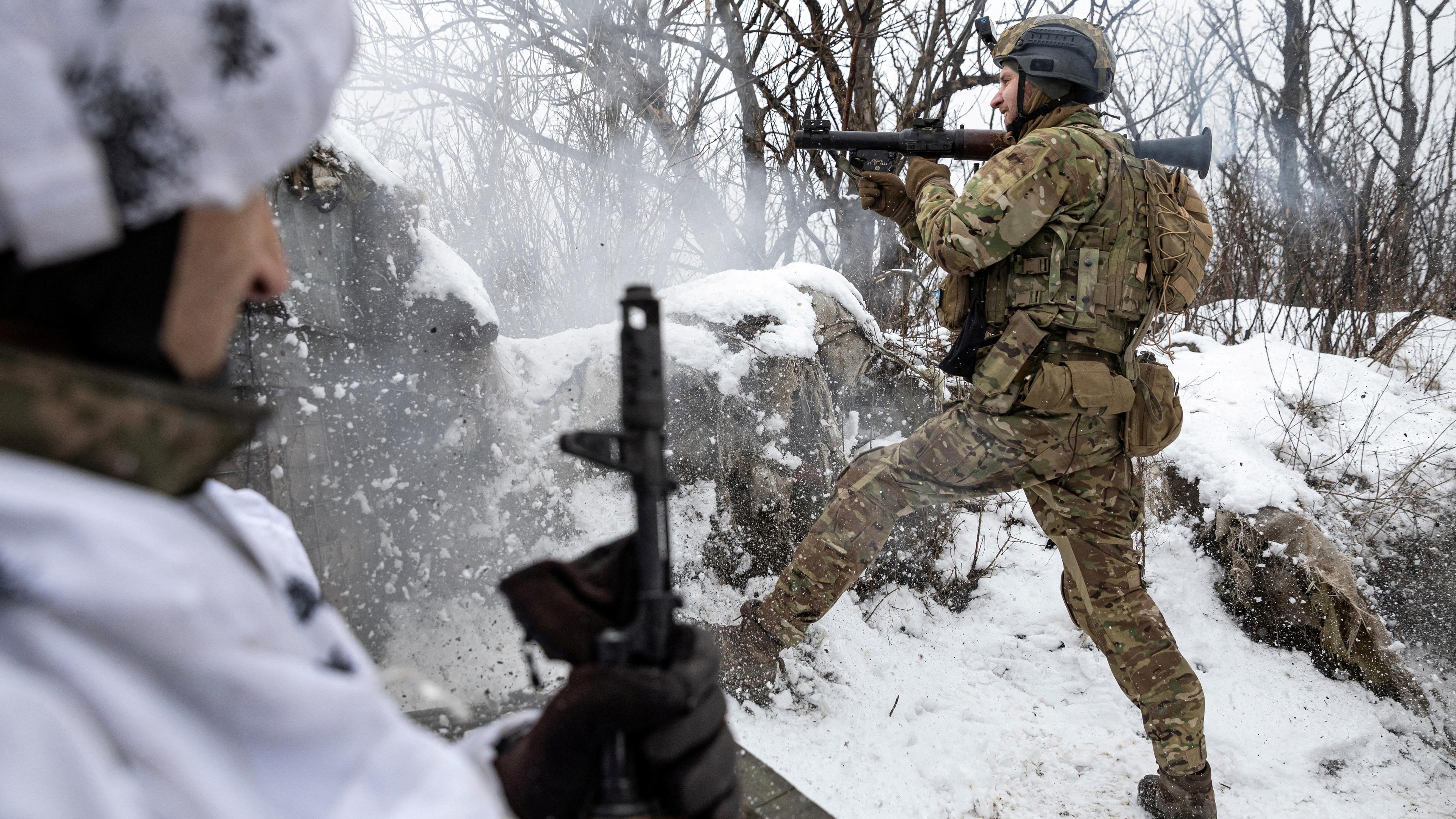 Bohdan "Fritz", stellvertretender Kommandeur einer Einheit der 79. Luftlandebrigade, feuert eine Panzerfaust in Richtung russischer Stellungen an der Frontlinie in der Region Donezk (Ukraine), aufgenommen am 14.02.2023