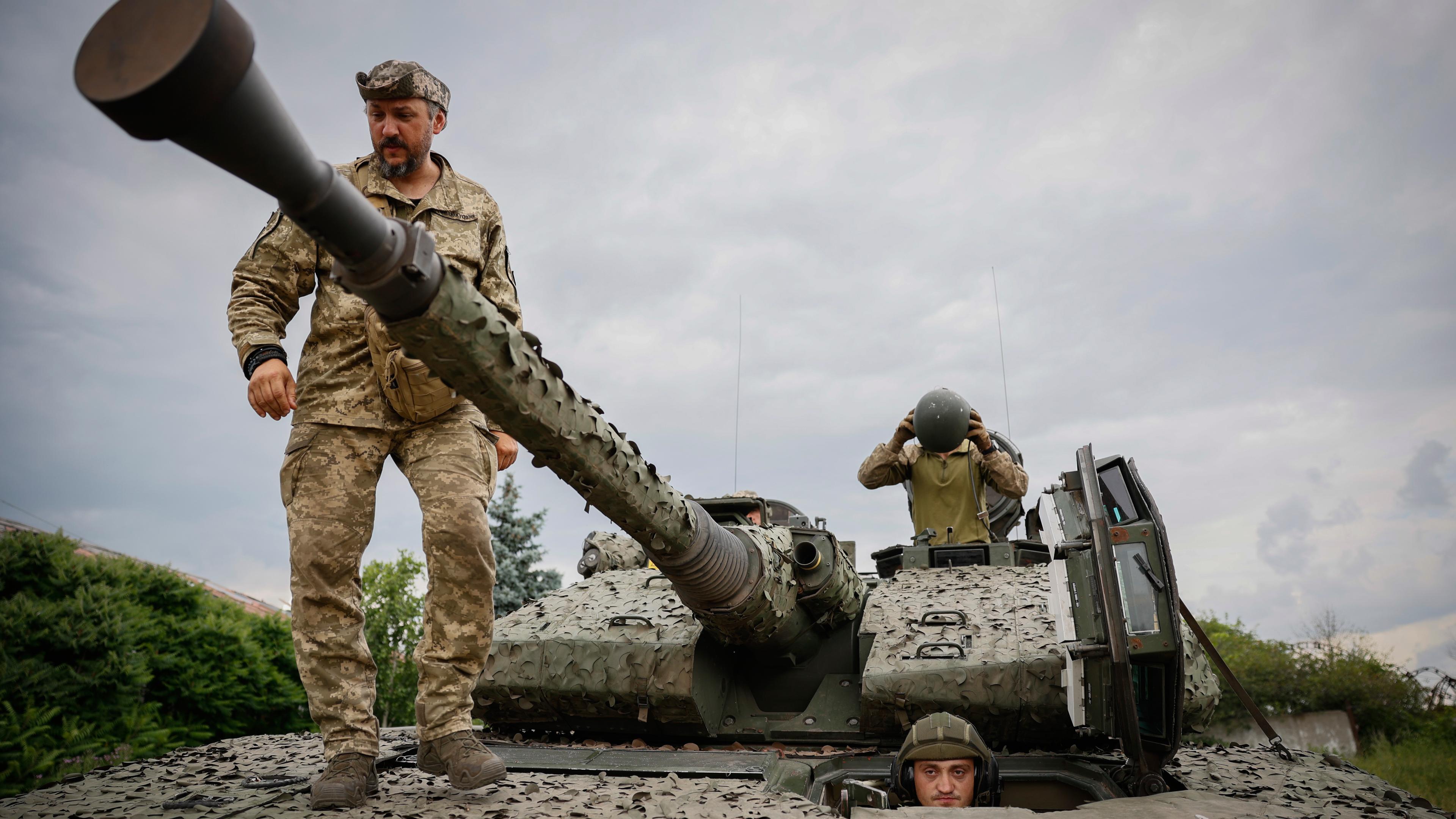 Ukrainische Soldaten stehen auf einem schwedischen CV90-Schützenpanzer.
