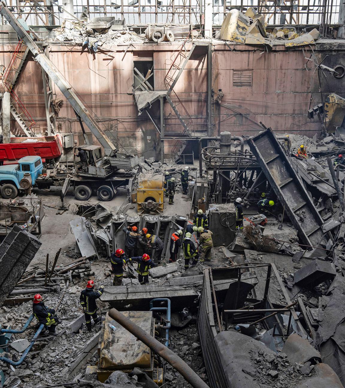 Rettungskräfte räumen die Trümmer des DTEK-Kraftwerks, das durch einen russischen Raketenangriff in der Ukraine zerstört wurde, aufgenommen am 27.03.2024