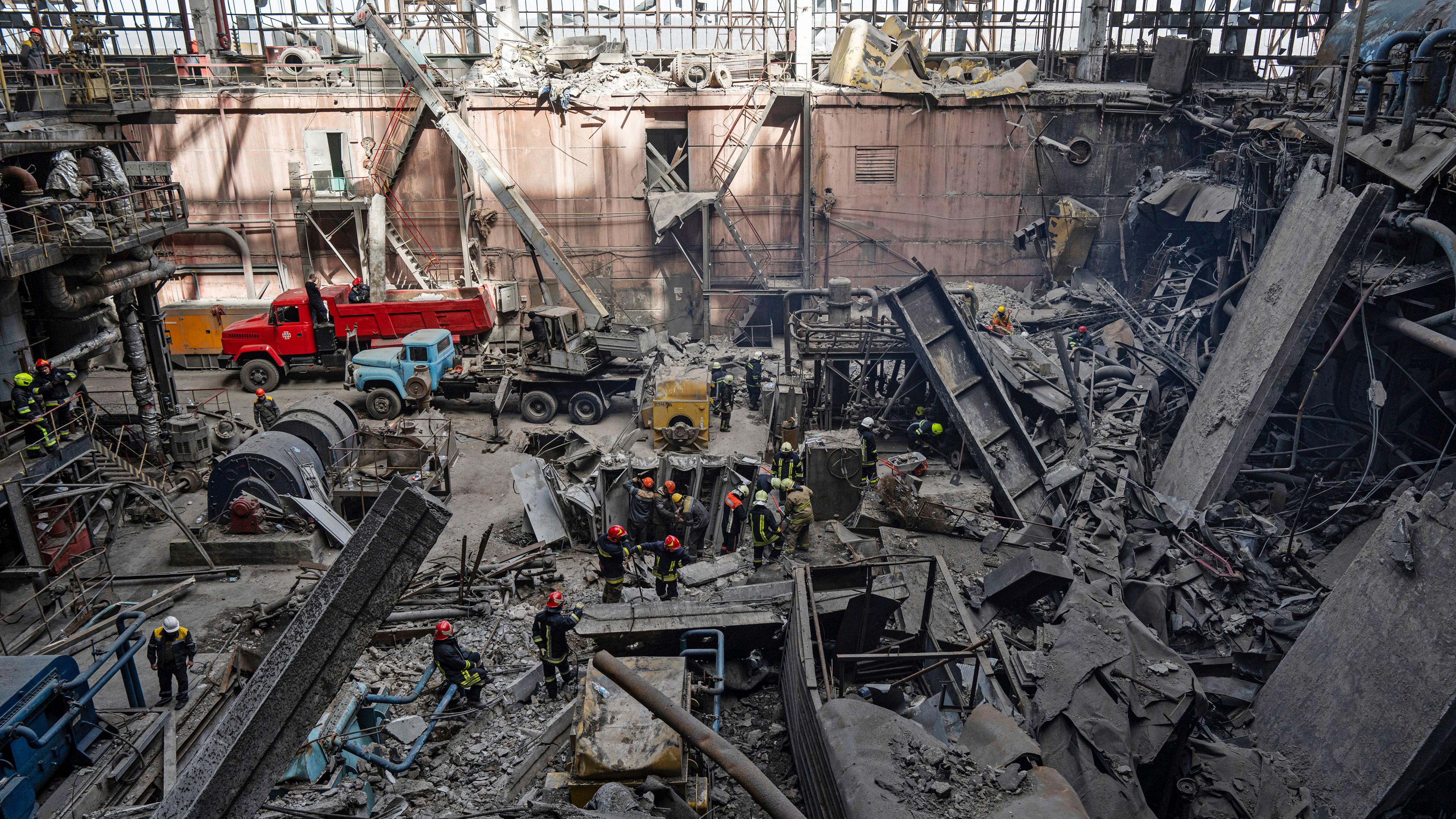 Rettungskräfte räumen die Trümmer des DTEK-Kraftwerks, das durch einen russischen Raketenangriff in der Ukraine zerstört wurde, aufgenommen am 27.03.2024