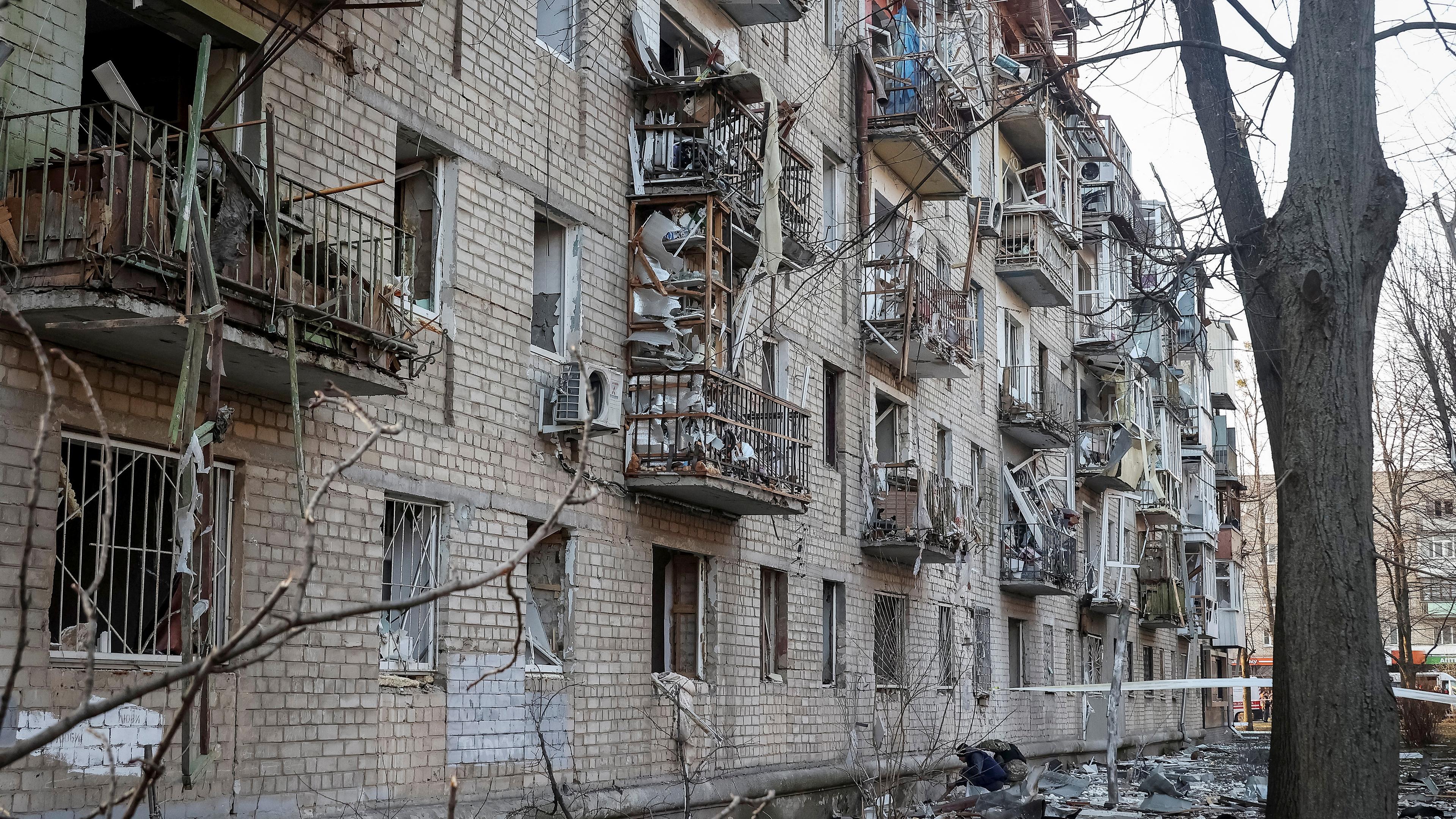 Gebäude, die durch einen russischen Militärschlag beschädigt wurden, aufgenommen am 27.03.2024