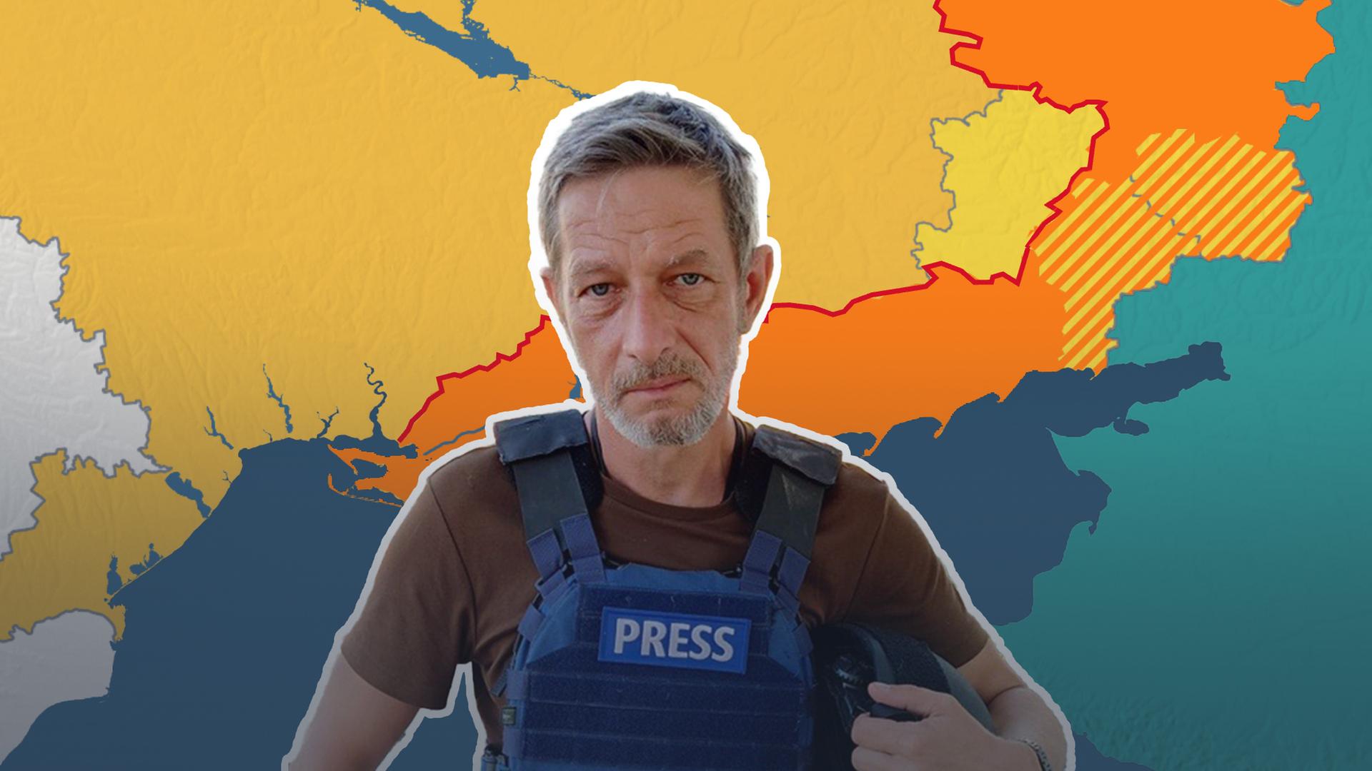 Links im Bild Reporter Arndt Ginzel, im Hintergrund eine Karte der Ukraine.