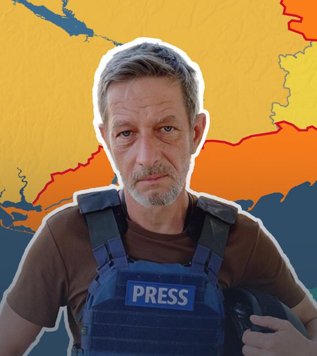 Links im Bild Reporter Arndt Ginzel, im Hintergrund eine Karte der Ukraine.