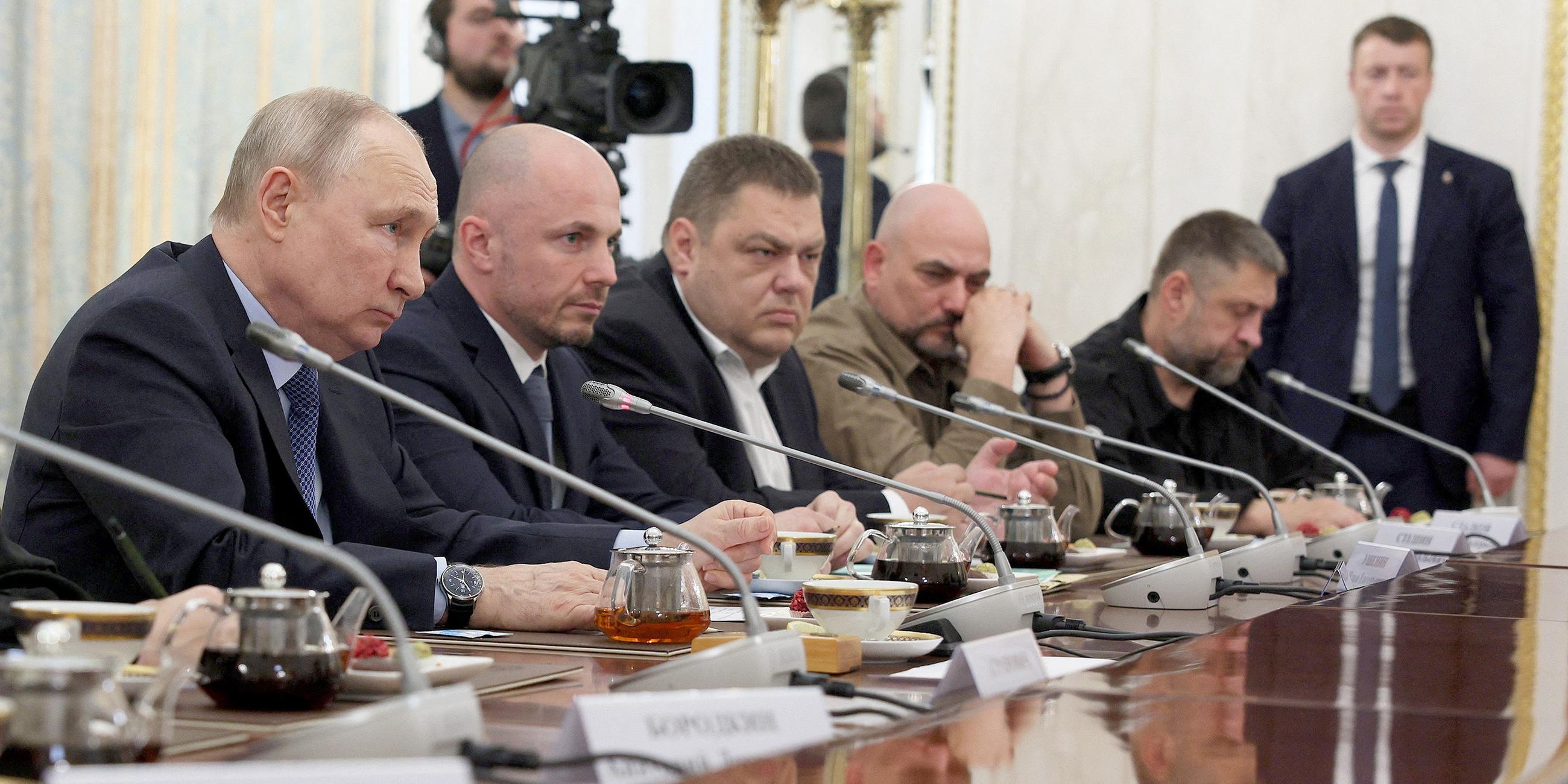 Wladimir Putin mit Kriegsberichterstattern in Moskau
