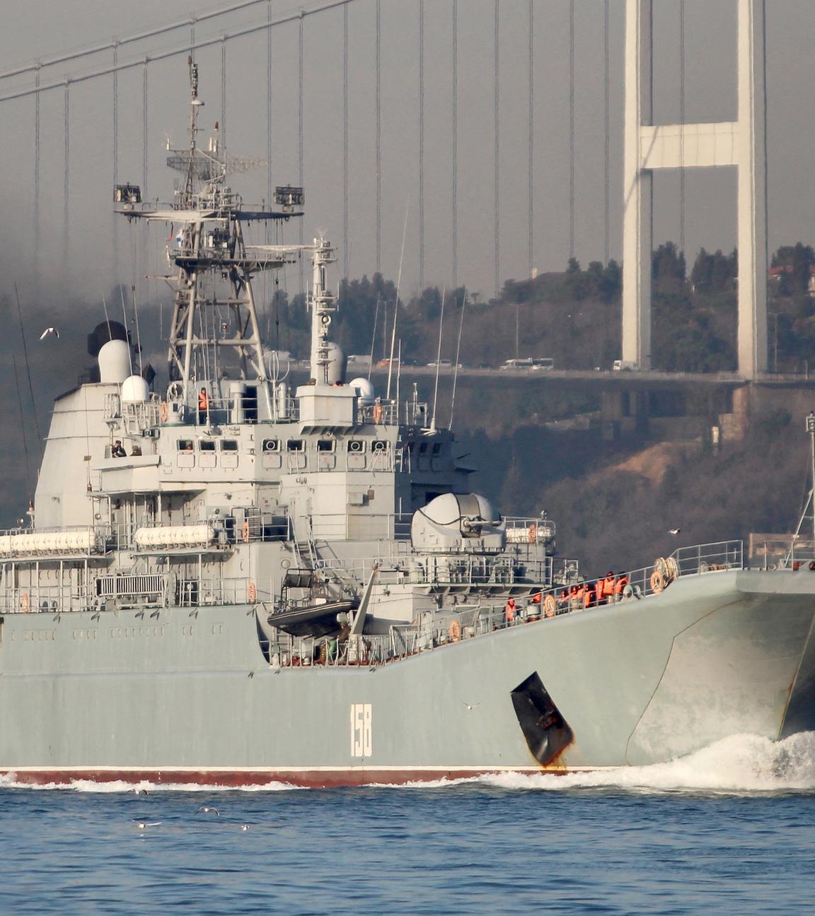 Das große Landungsschiff Caesar Kunikov der russischen Marine sticht im Bosporus von Istanbul in See, aufgenommen am 04.03.2020
