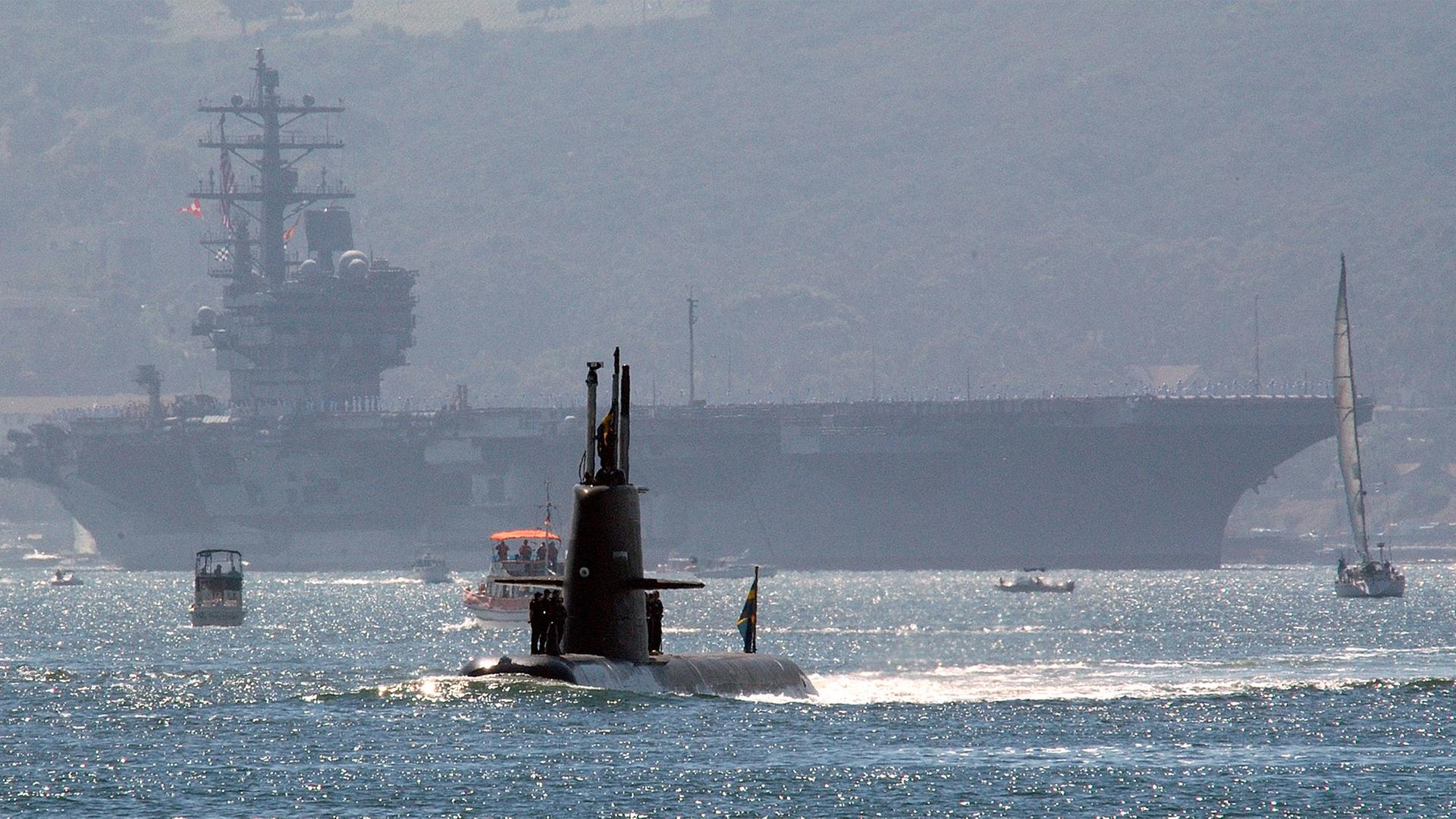 Das schwedische U-Boot "HSwMS Gotland" mit dem US-Flugzeugträger "USS Ronald Reagan (CVN-76)" im Hintergrund im Hafen von San Diego während einer Militärparade.